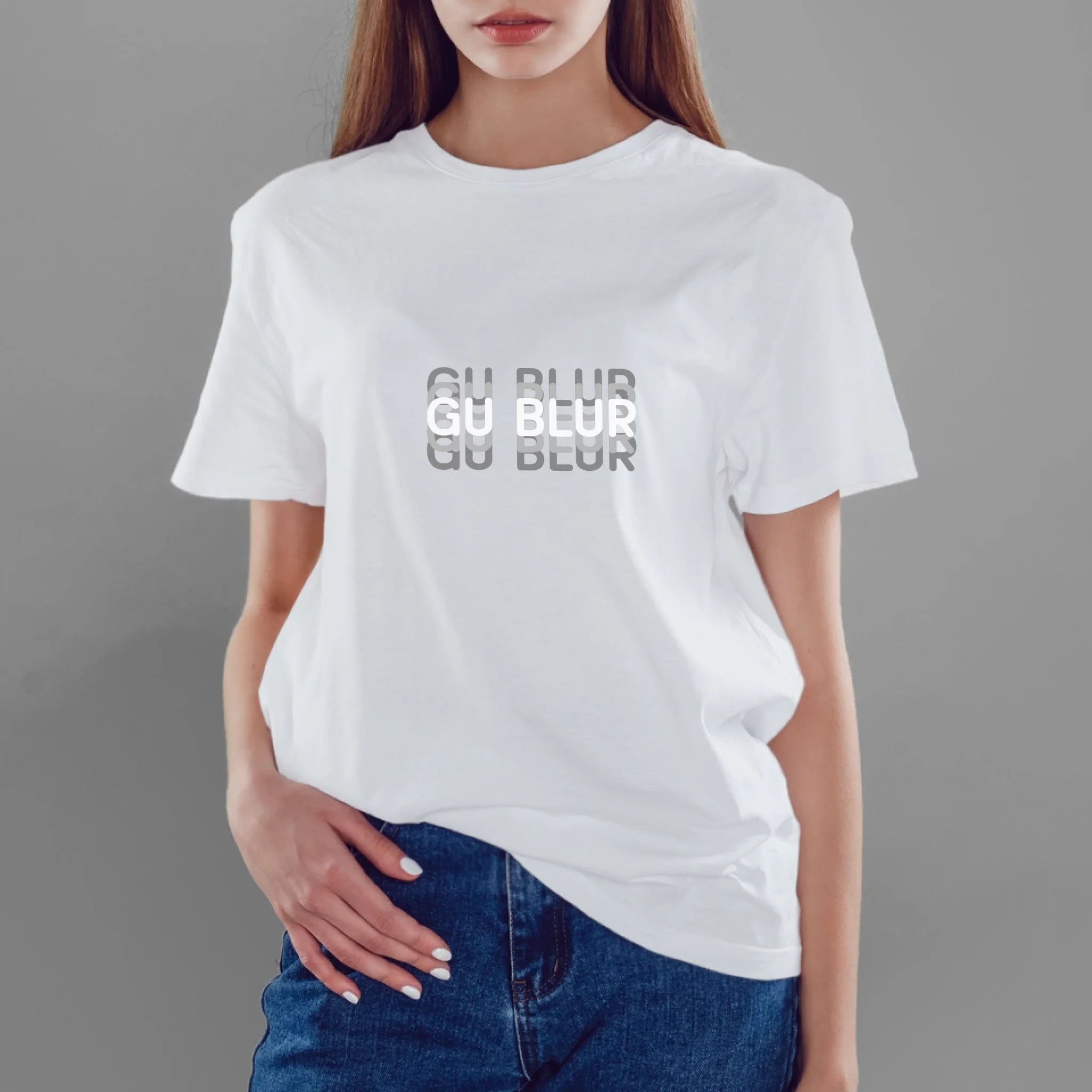 ผู้หญิงใส่เสื้อยืด กางเกงยีนส์ 