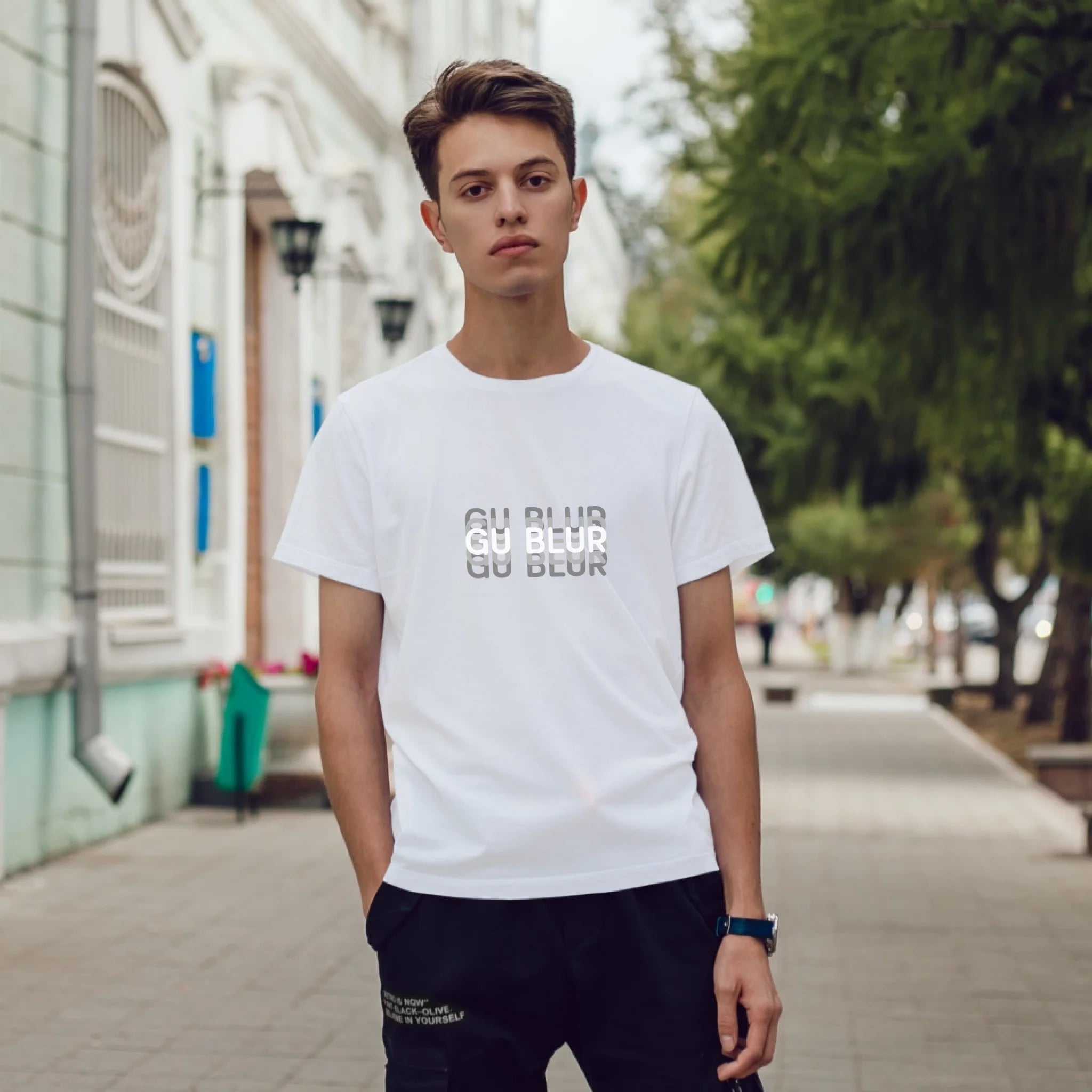 ผู้ชายใส่เสื้อยืด ยืนบนถนน