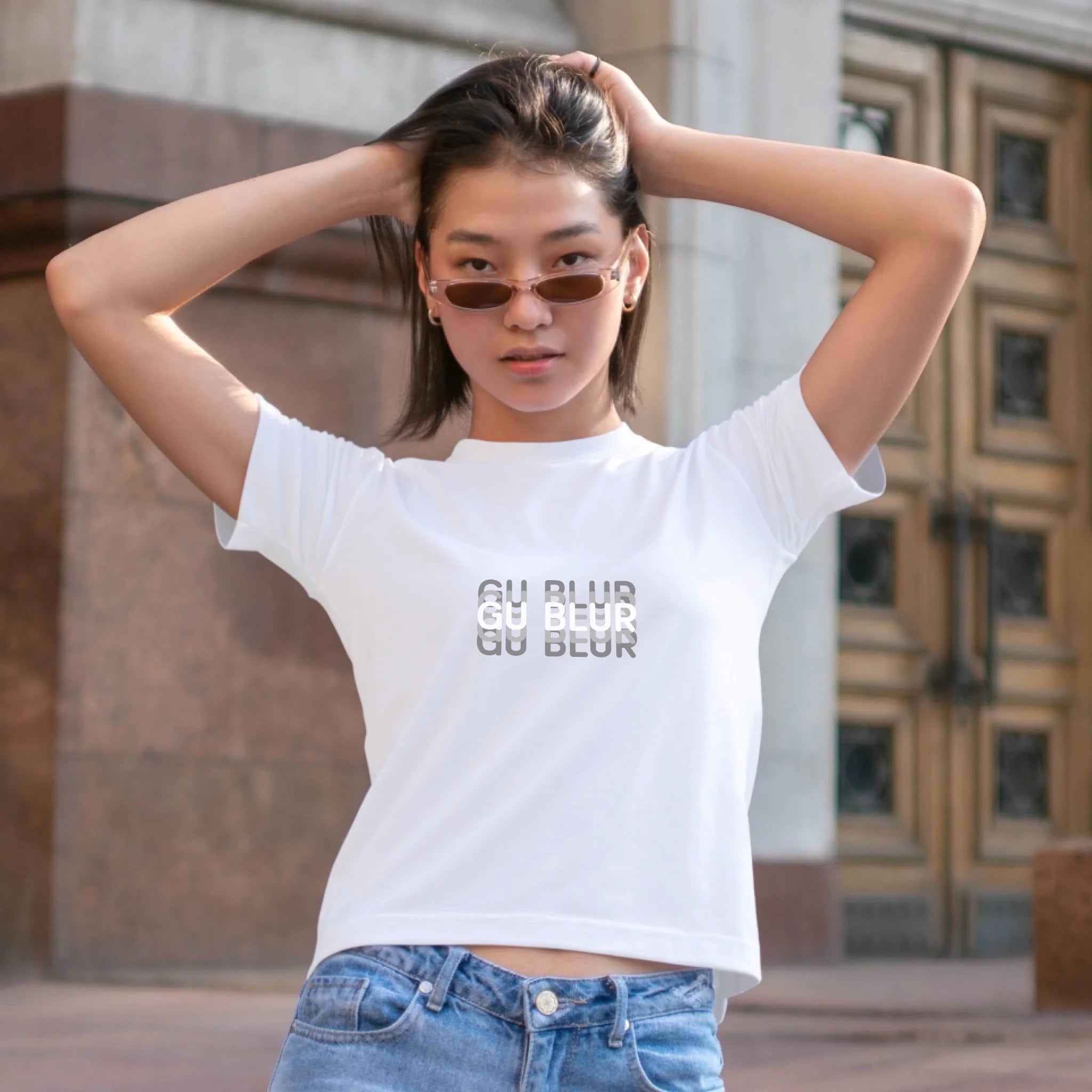 ผู้หญิงใส่เสื้อยืด ยืนบนถนน ใส่แว่นกันแดด