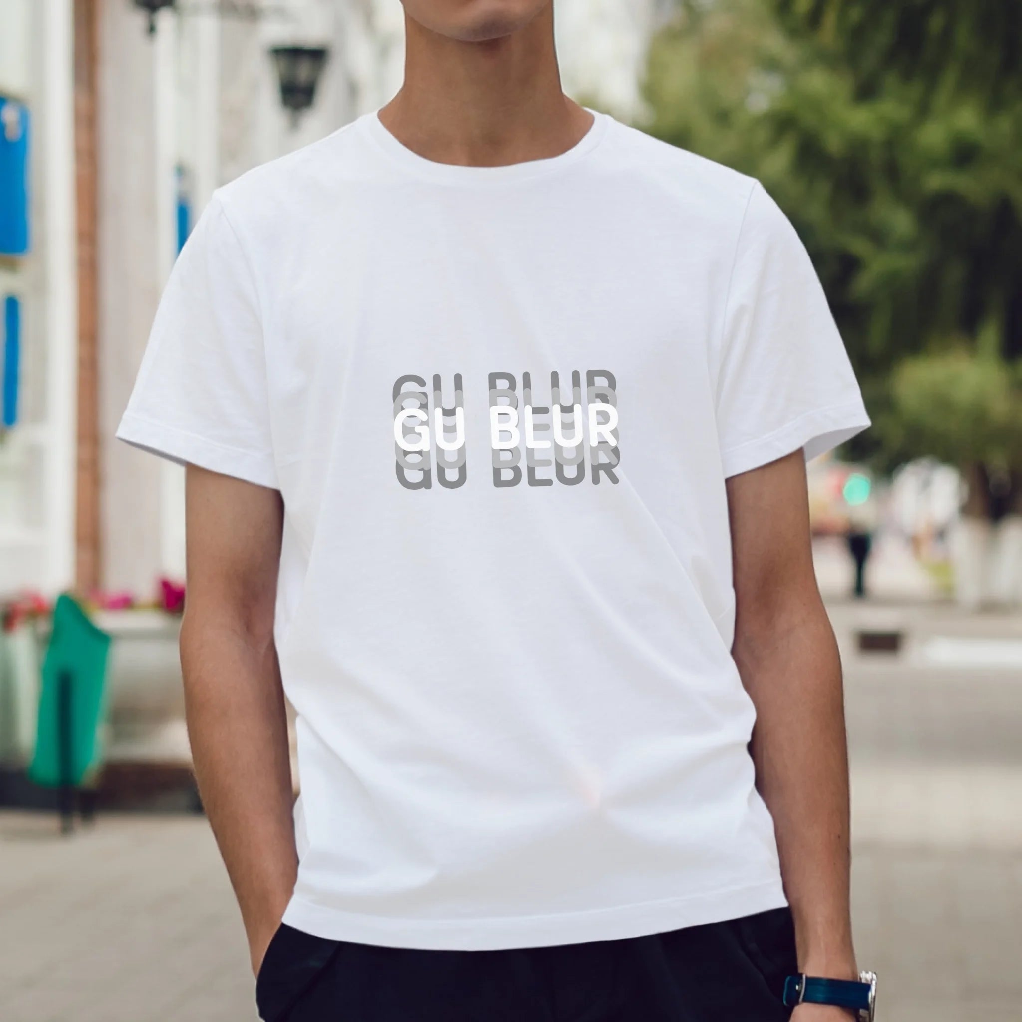 ผู้ชายใส่เสื้อยืด ยืนบนถนน