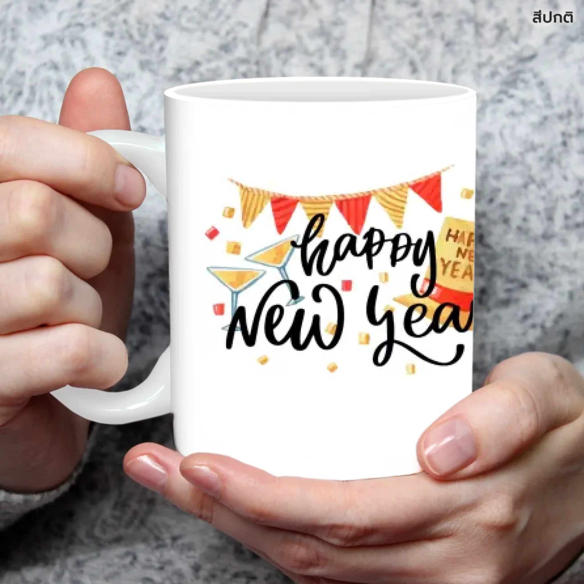 แก้วกาแฟ มีลายสกรีน ถืออยู่บนมือ