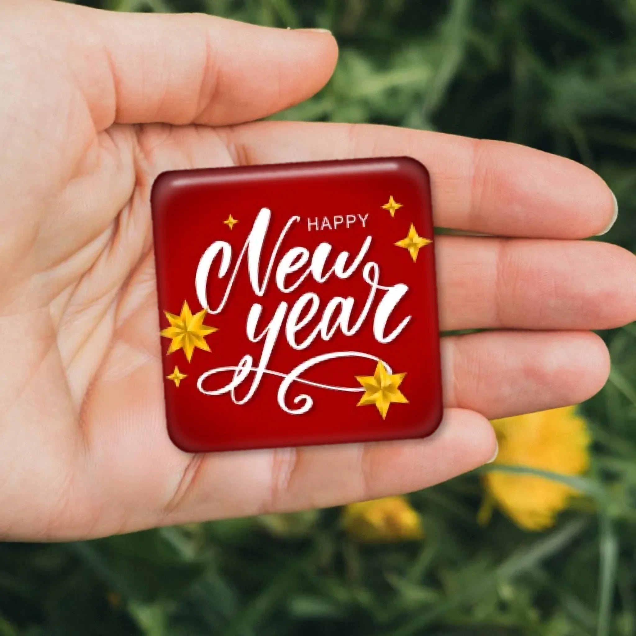 รูปภาพ แม่เหล็กติดตู้เย็น วางอยู่บนมือ