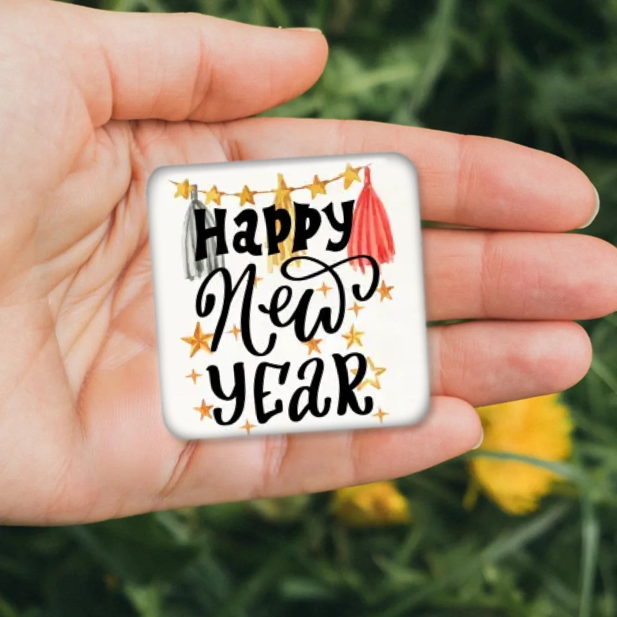 รูปภาพ แม่เหล็กติดตู้เย็น วางอยู่บนมือ