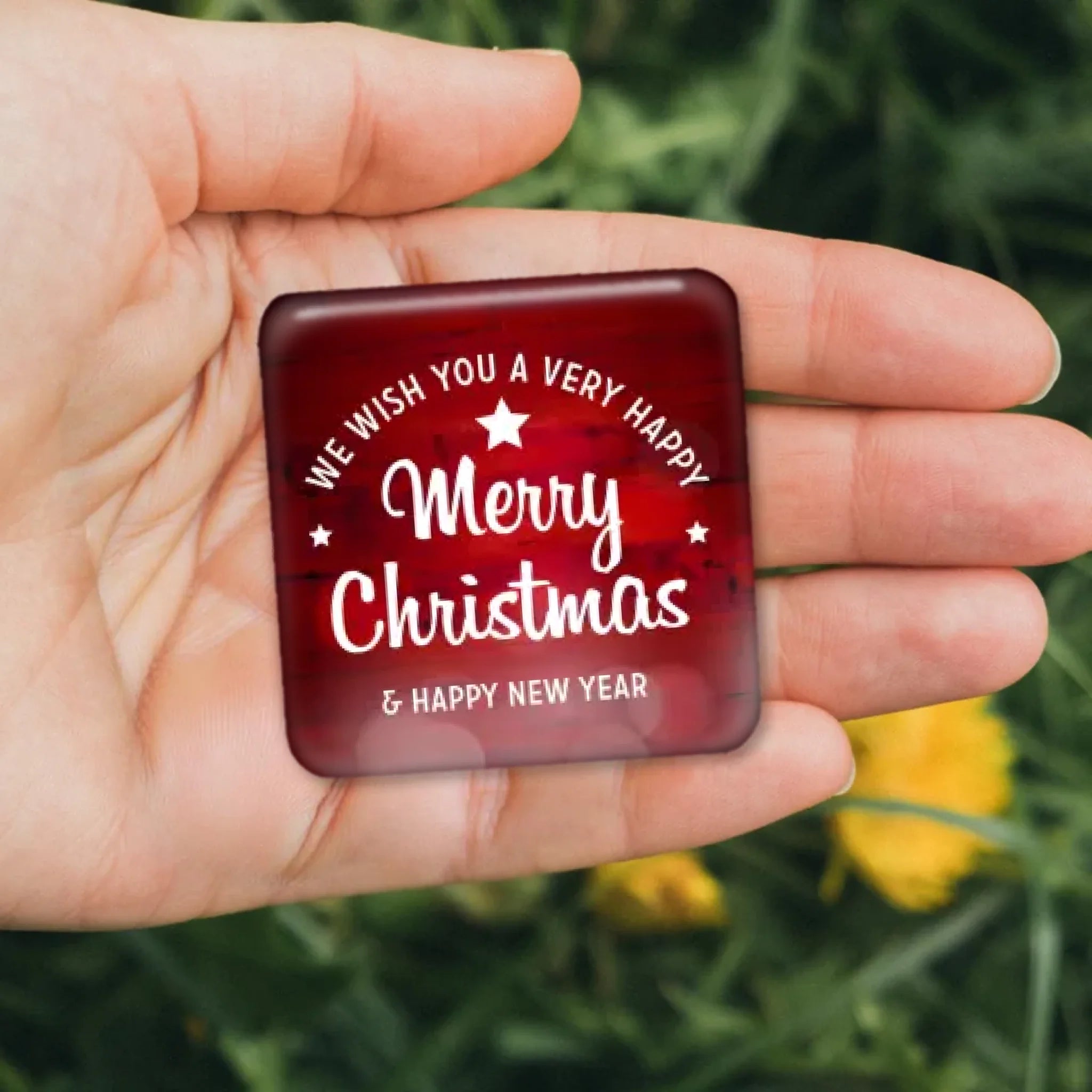 รูปภาพ แม่เหล็กติดตู้เย็น วางอยู่บนมือ