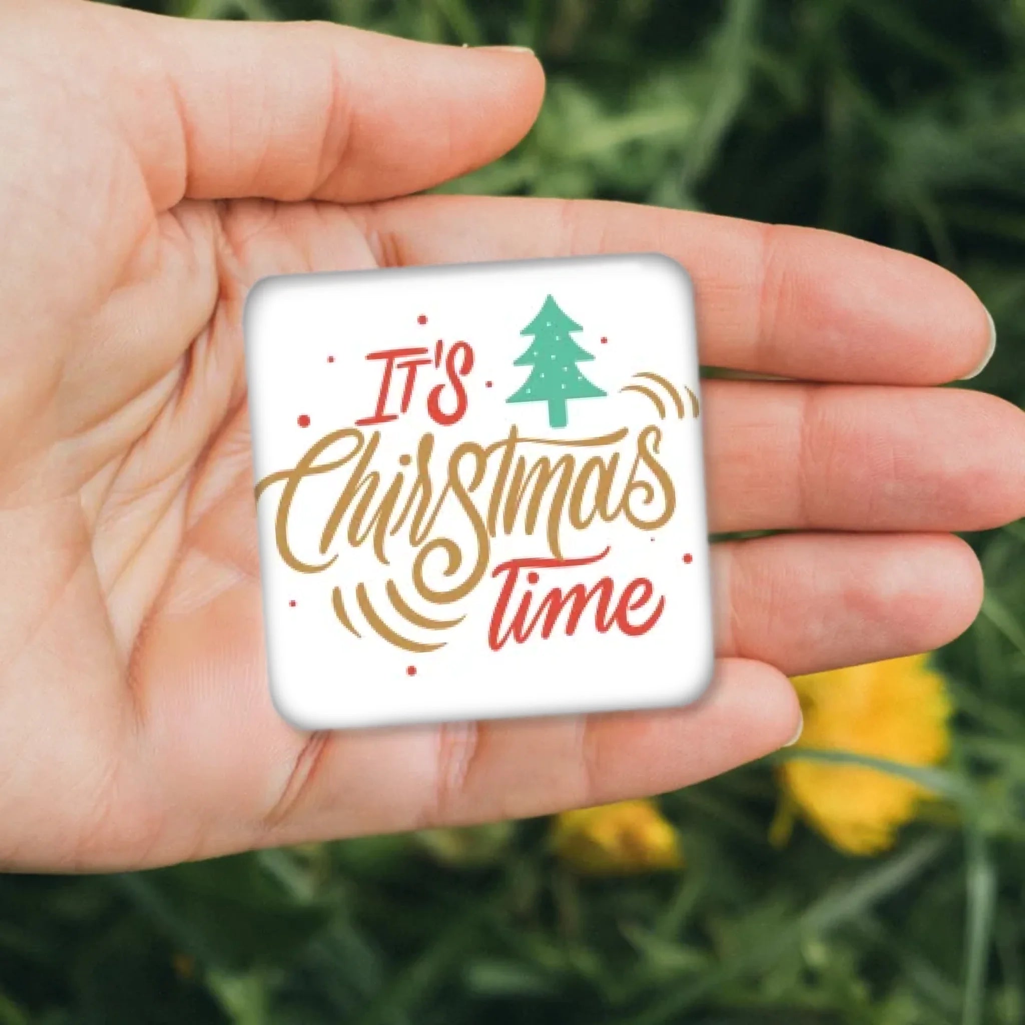 รูปภาพ แม่เหล็กติดตู้เย็น วางอยู่บนมือ