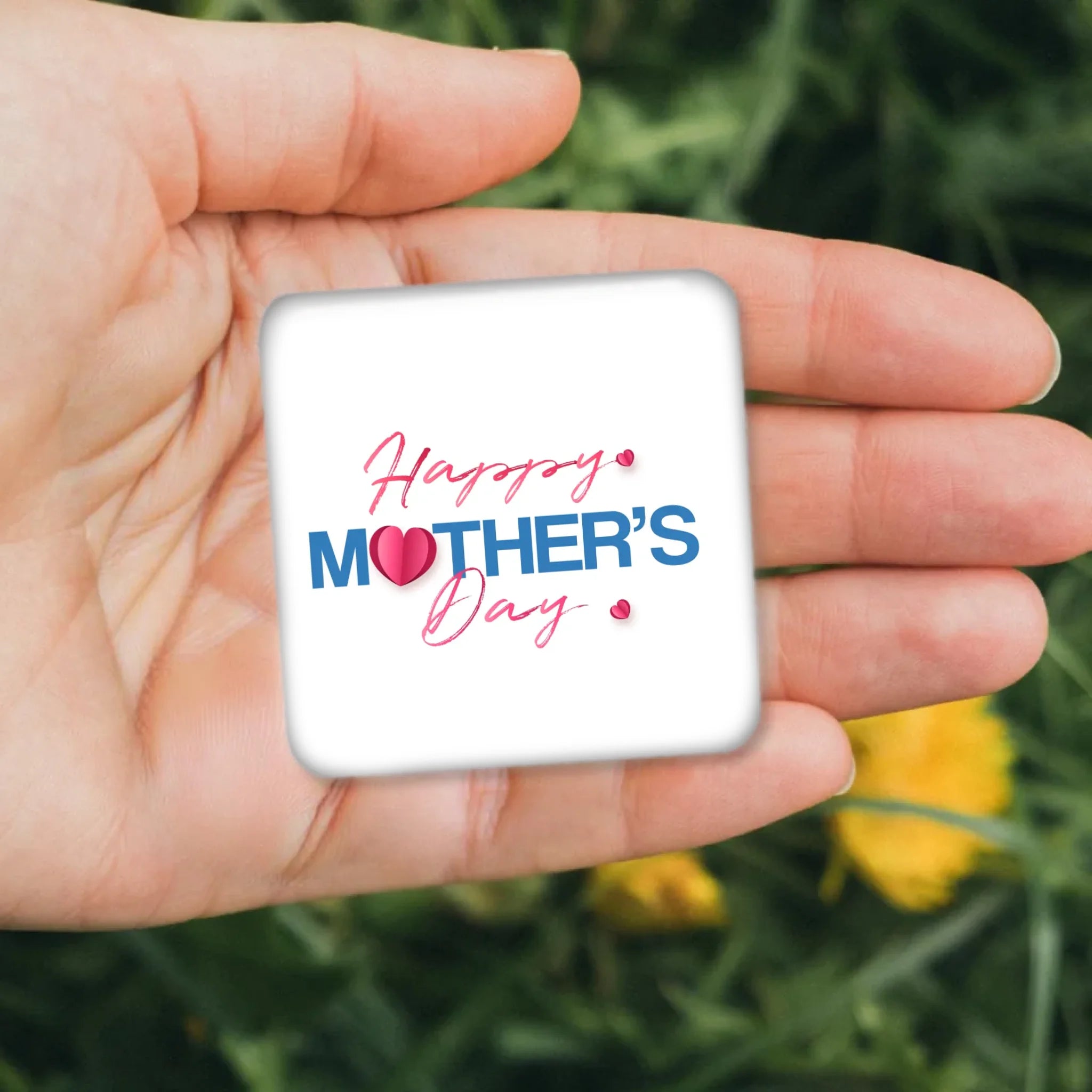 รูปภาพ แม่เหล็กติดตู้เย็น วางอยู่บนมือ