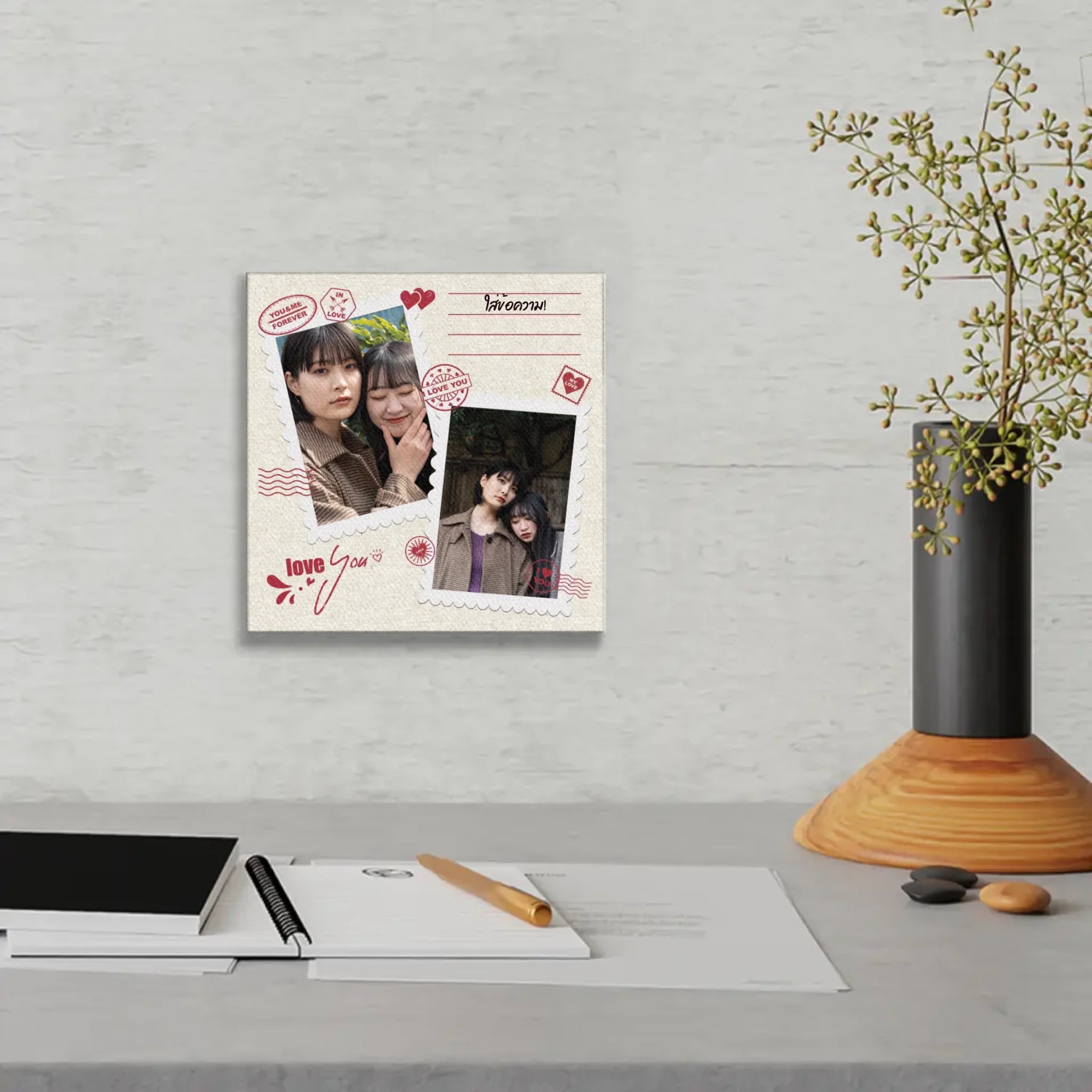 ภาพพิมพ์แคนวาส แขวนอยู่บนโต๊ะทำงาน