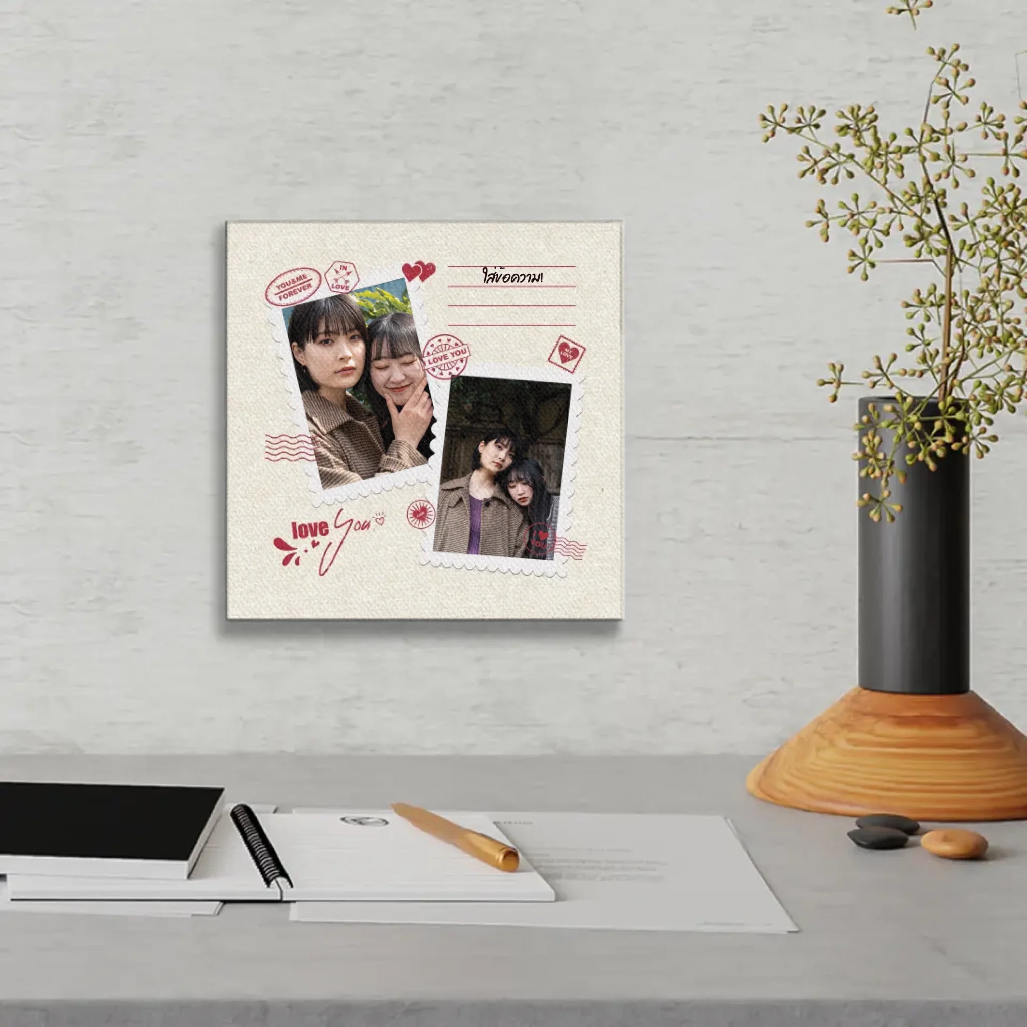 ภาพพิมพ์แคนวาส แขวนอยู่บนโต๊ะทำงาน