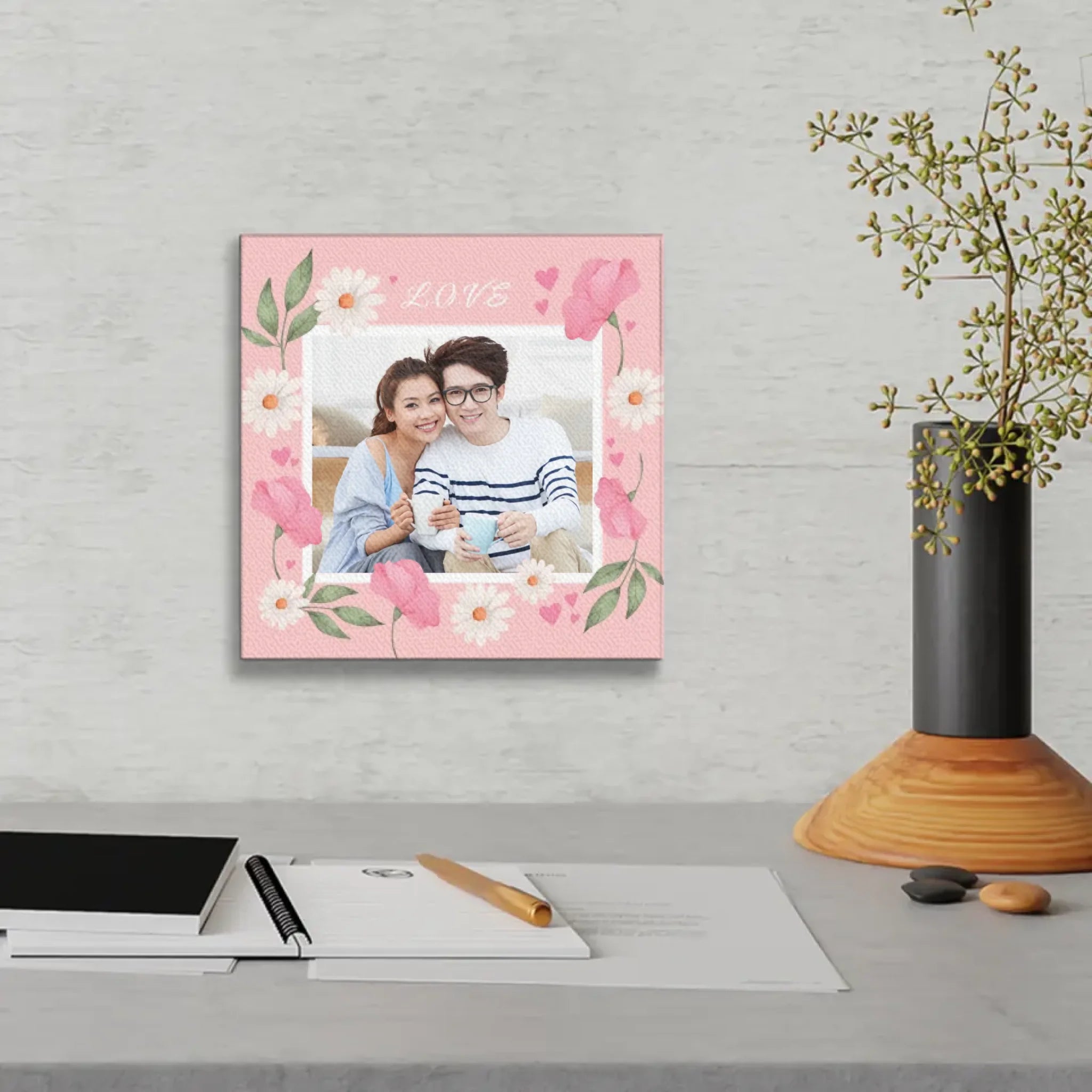 ภาพพิมพ์แคนวาส แขวนอยู่บนโต๊ะทำงาน