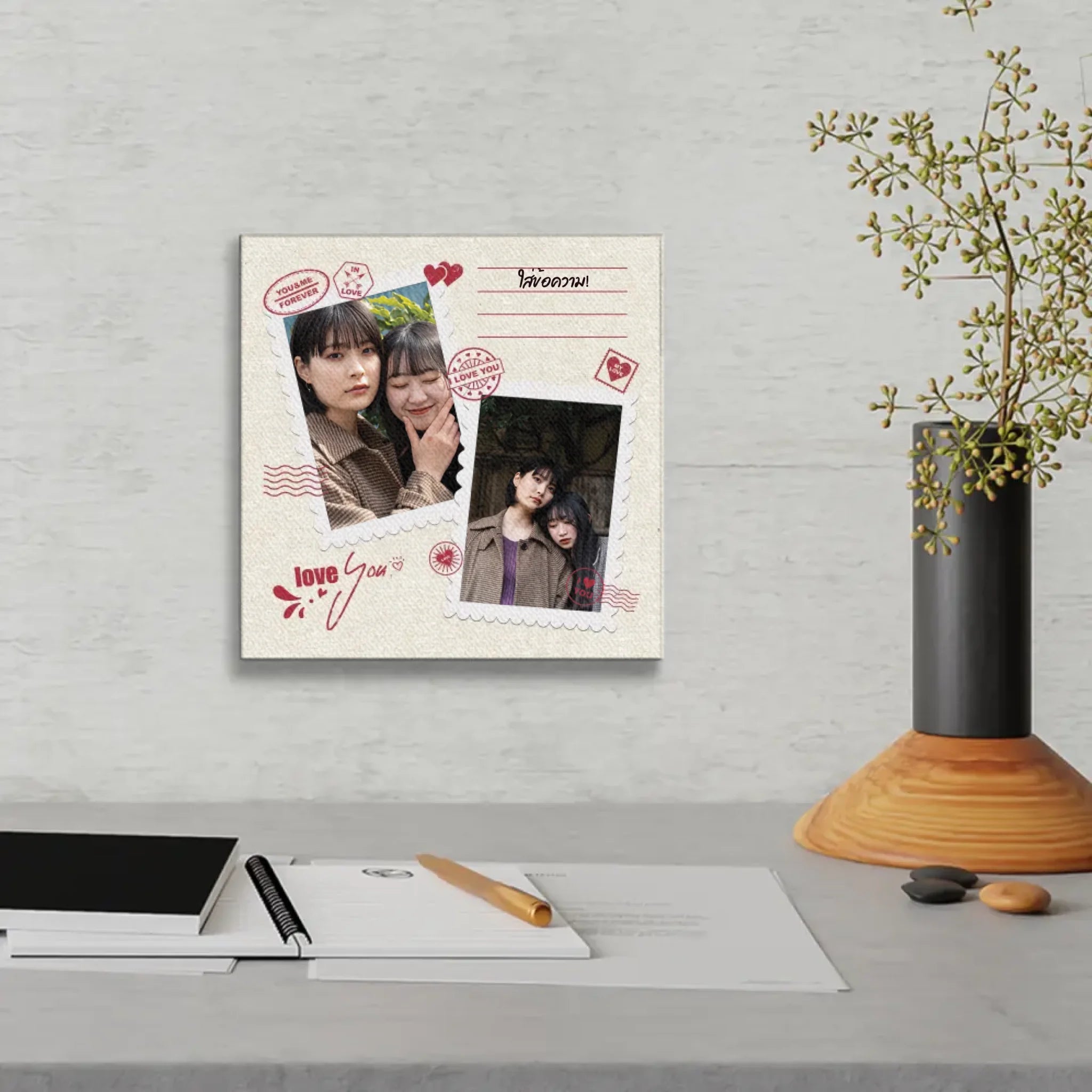 ภาพพิมพ์แคนวาส แขวนอยู่บนโต๊ะทำงาน