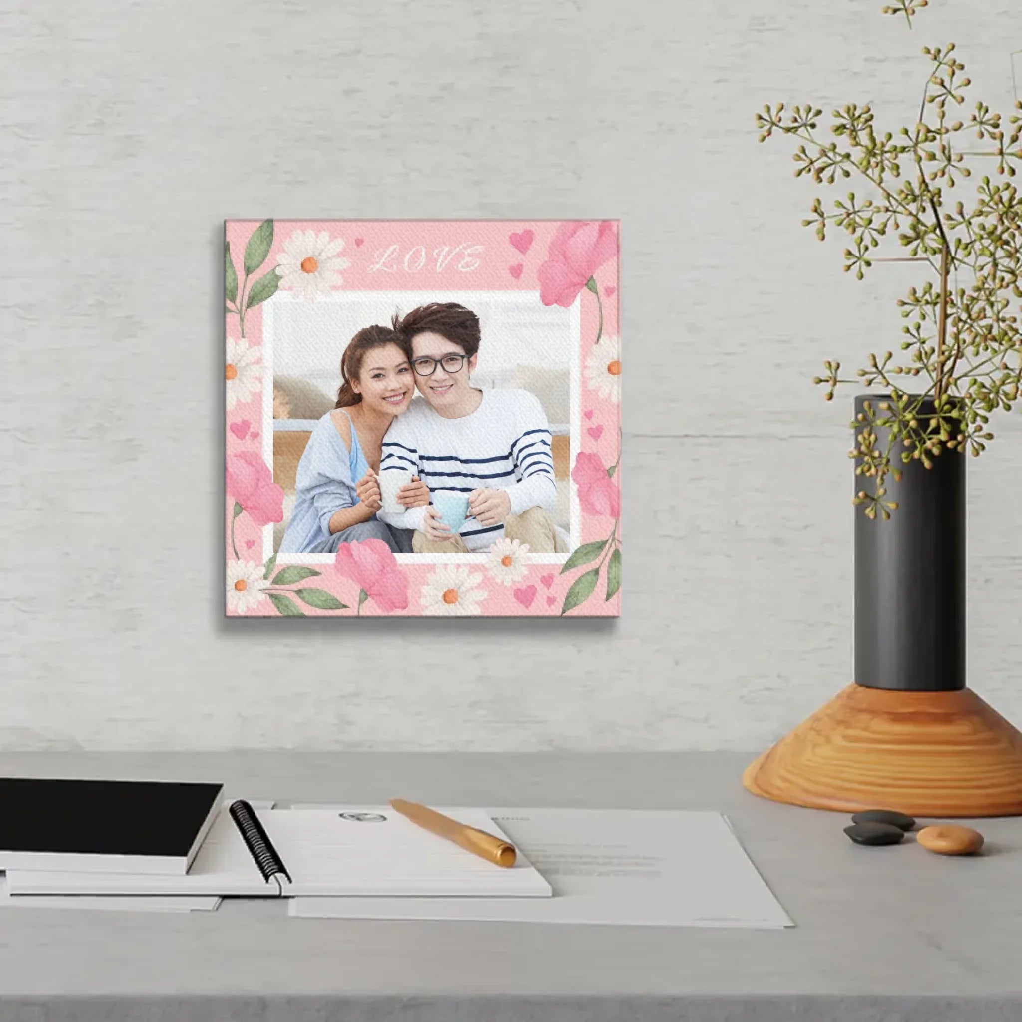 ภาพพิมพ์แคนวาส แขวนอยู่บนโต๊ะทำงาน