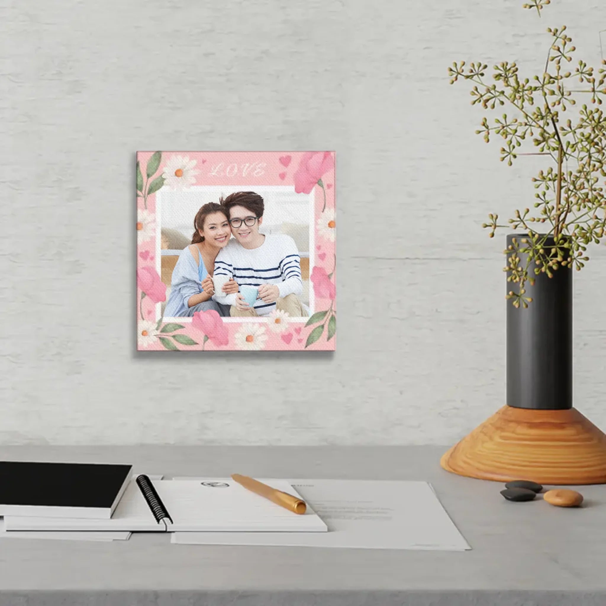 ภาพพิมพ์แคนวาส แขวนอยู่บนโต๊ะทำงาน