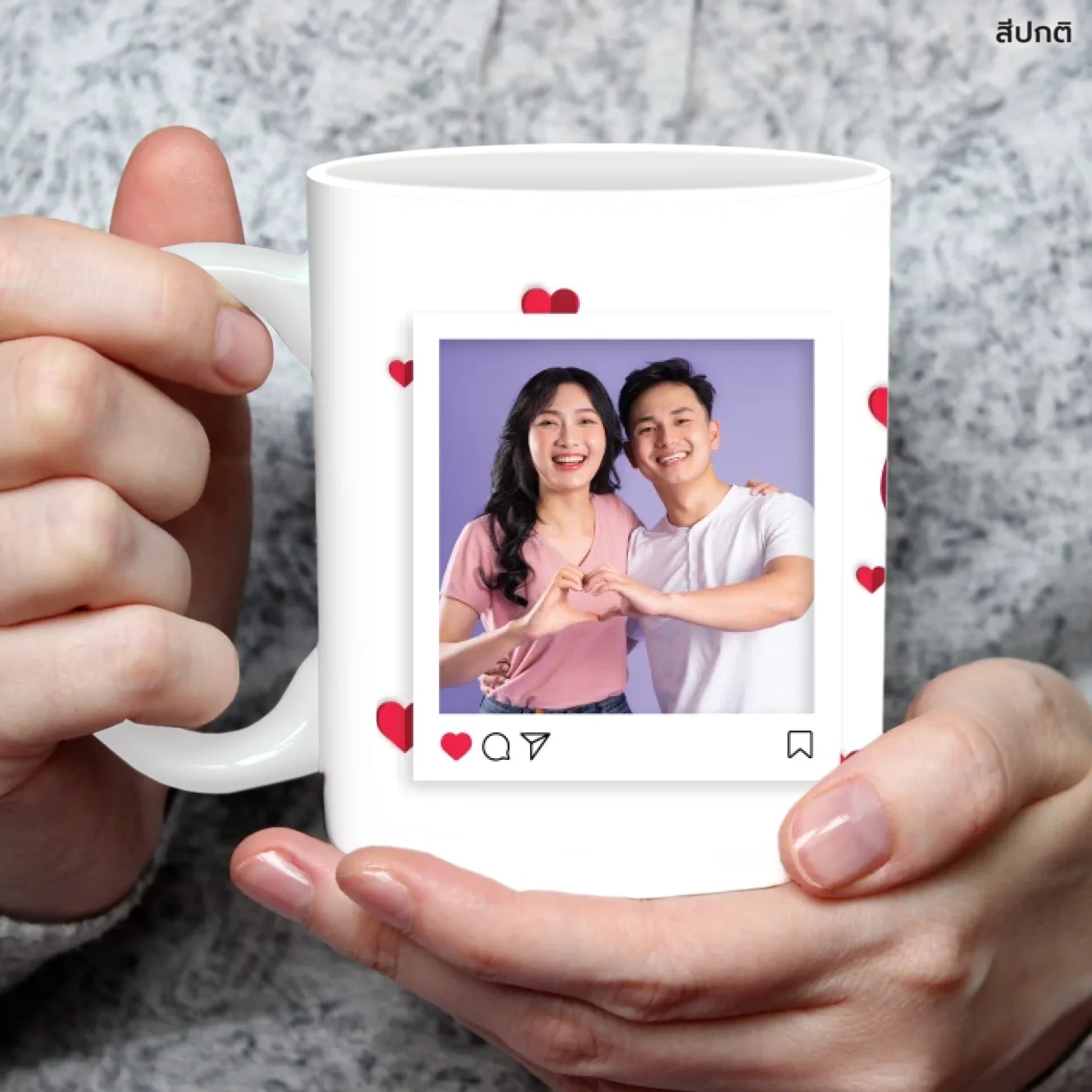 แก้วกาแฟ มีลายสกรีน ถืออยู่บนมือ