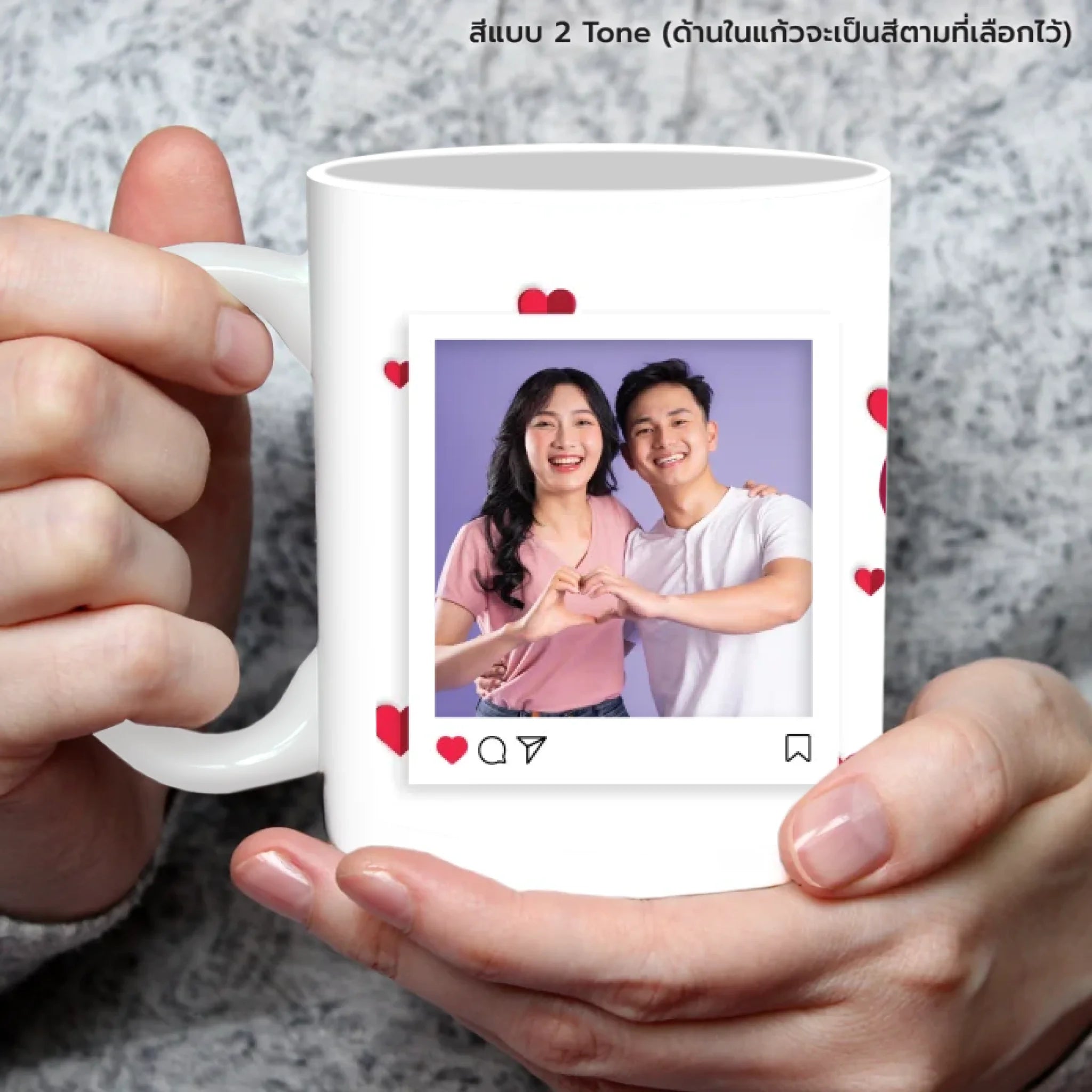 แก้วกาแฟ มีลายสกรีน ถืออยู่บนมือ