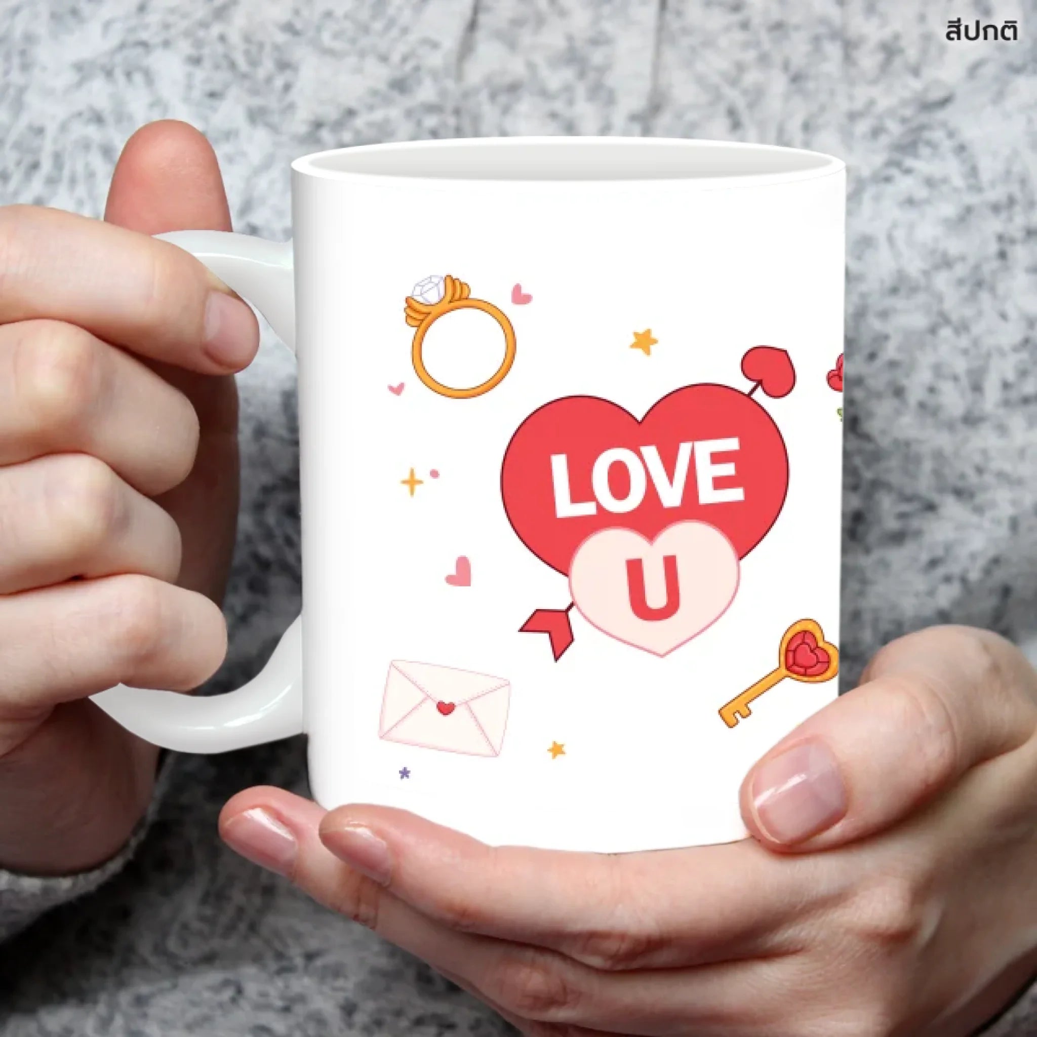 แก้วกาแฟ มีลายสกรีน ถืออยู่บนมือ