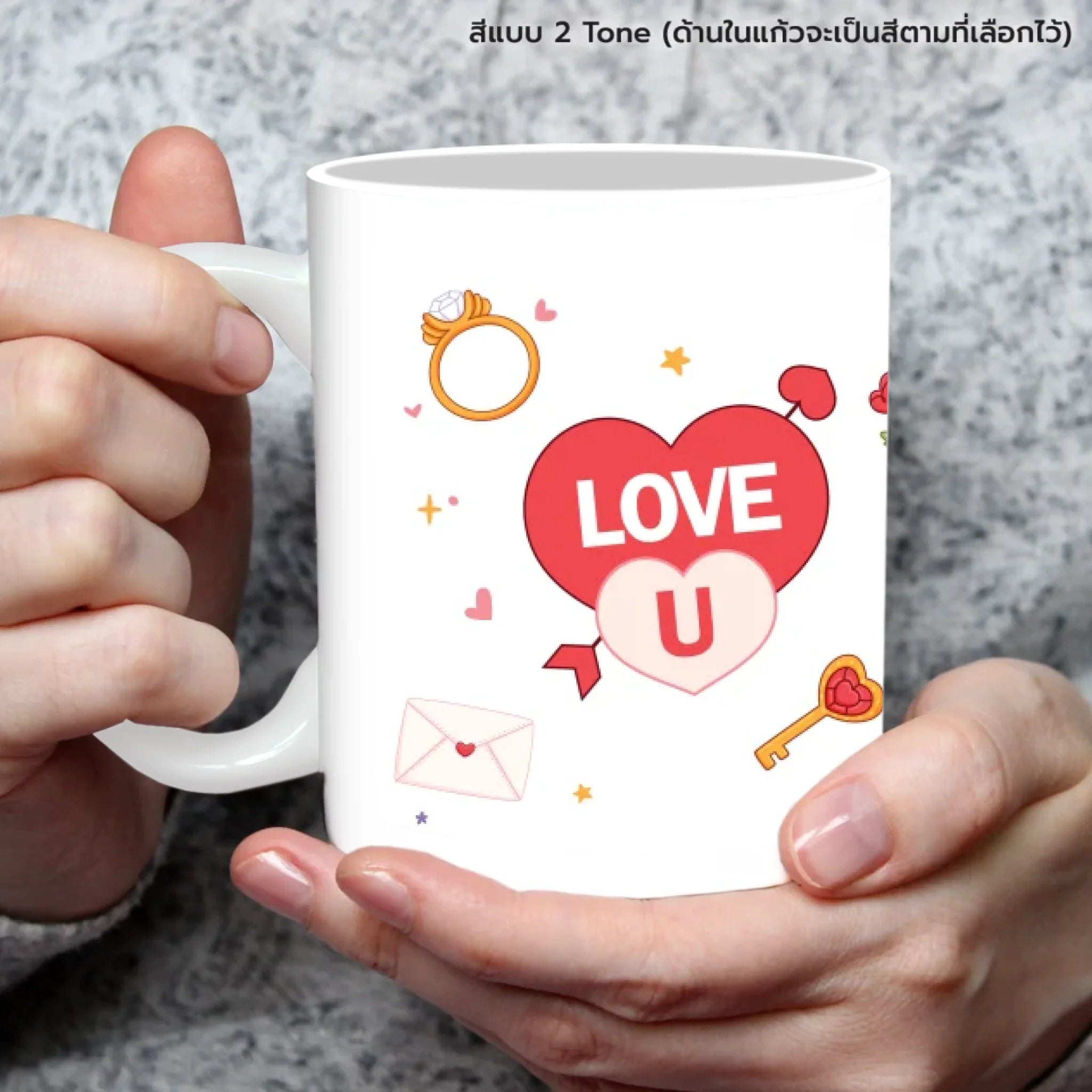 แก้วกาแฟ มีลายสกรีน ถืออยู่บนมือ