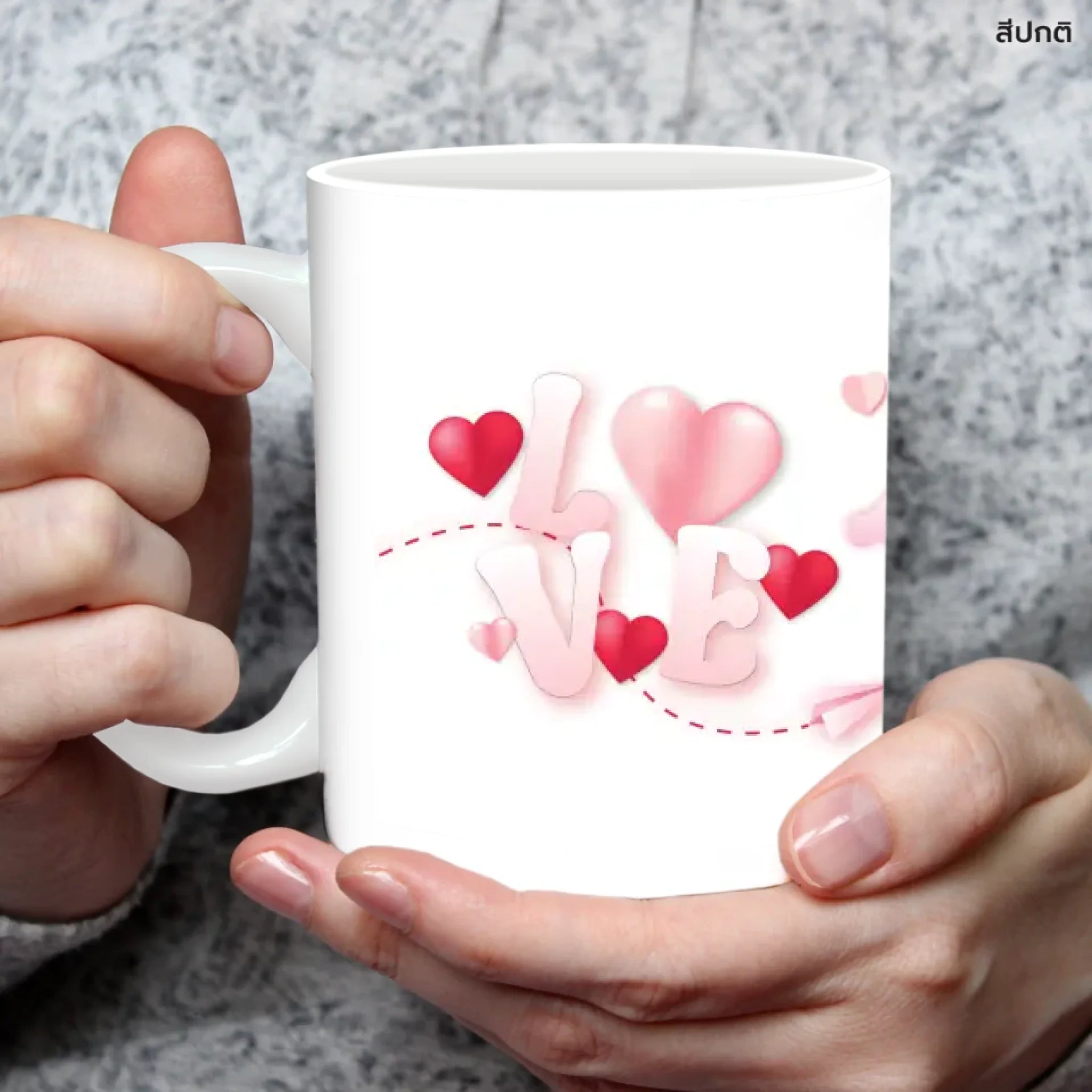 แก้วกาแฟ มีลายสกรีน ถืออยู่บนมือ