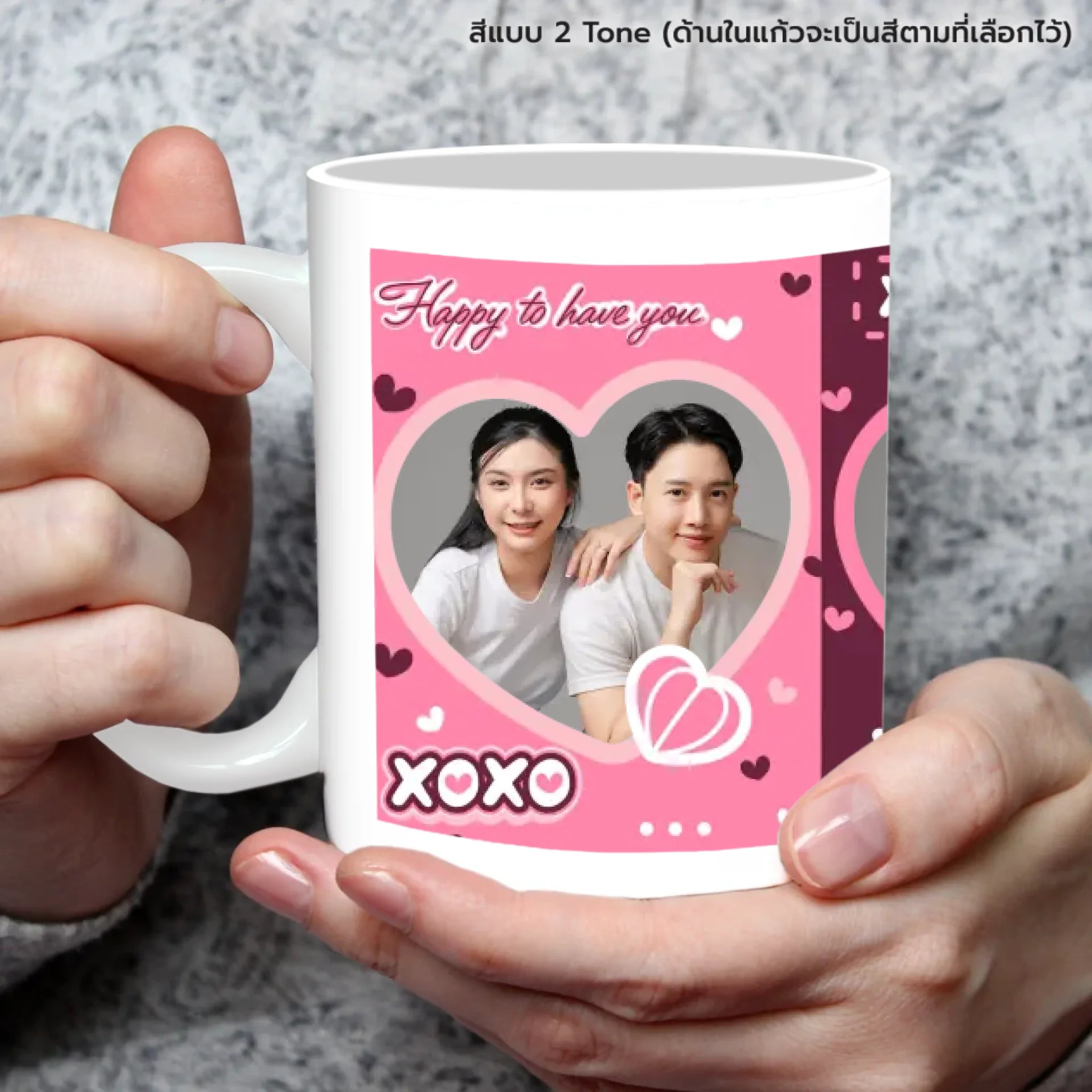 แก้วกาแฟ มีลายสกรีน ถืออยู่บนมือ