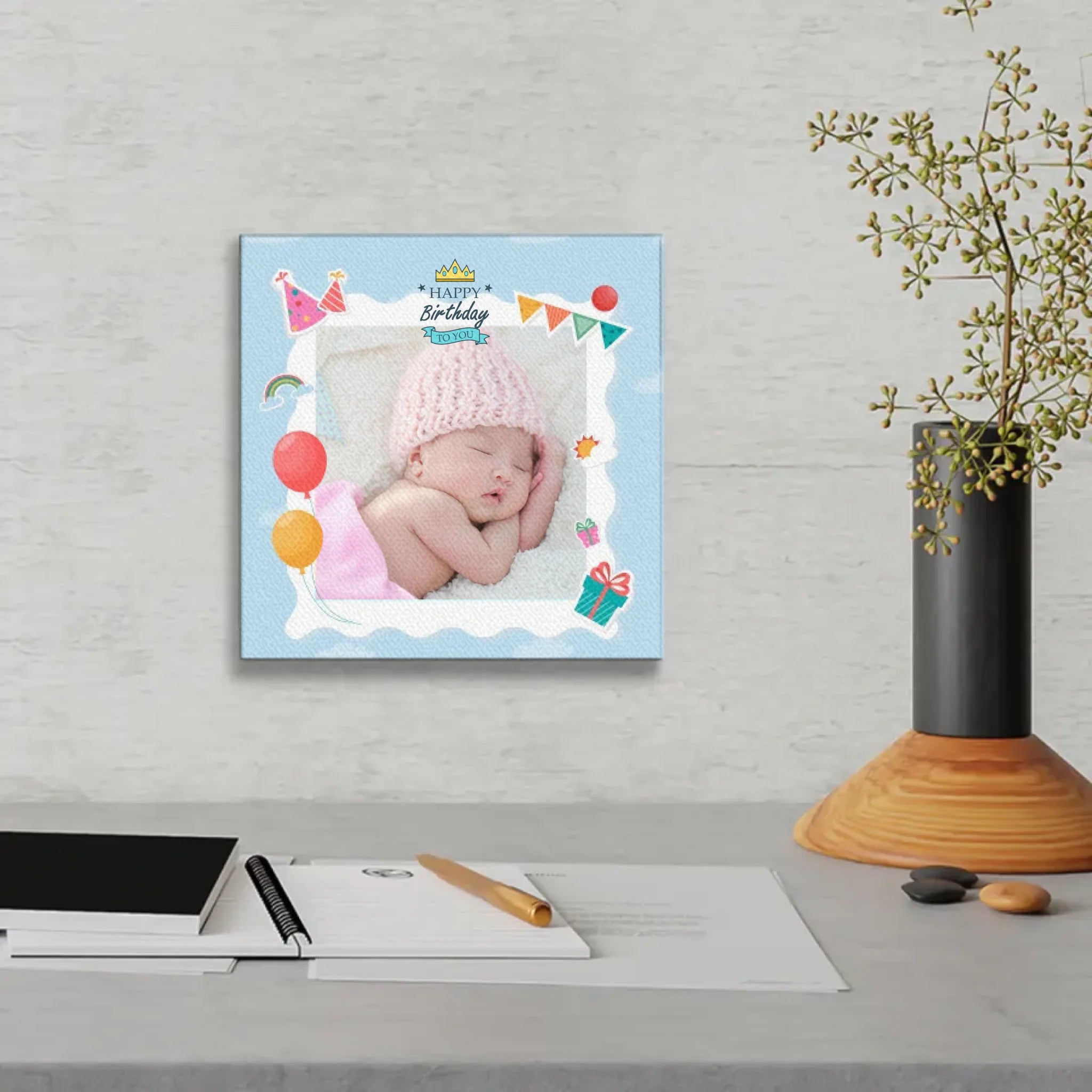 ภาพพิมพ์แคนวาส แขวนอยู่บนโต๊ะทำงาน