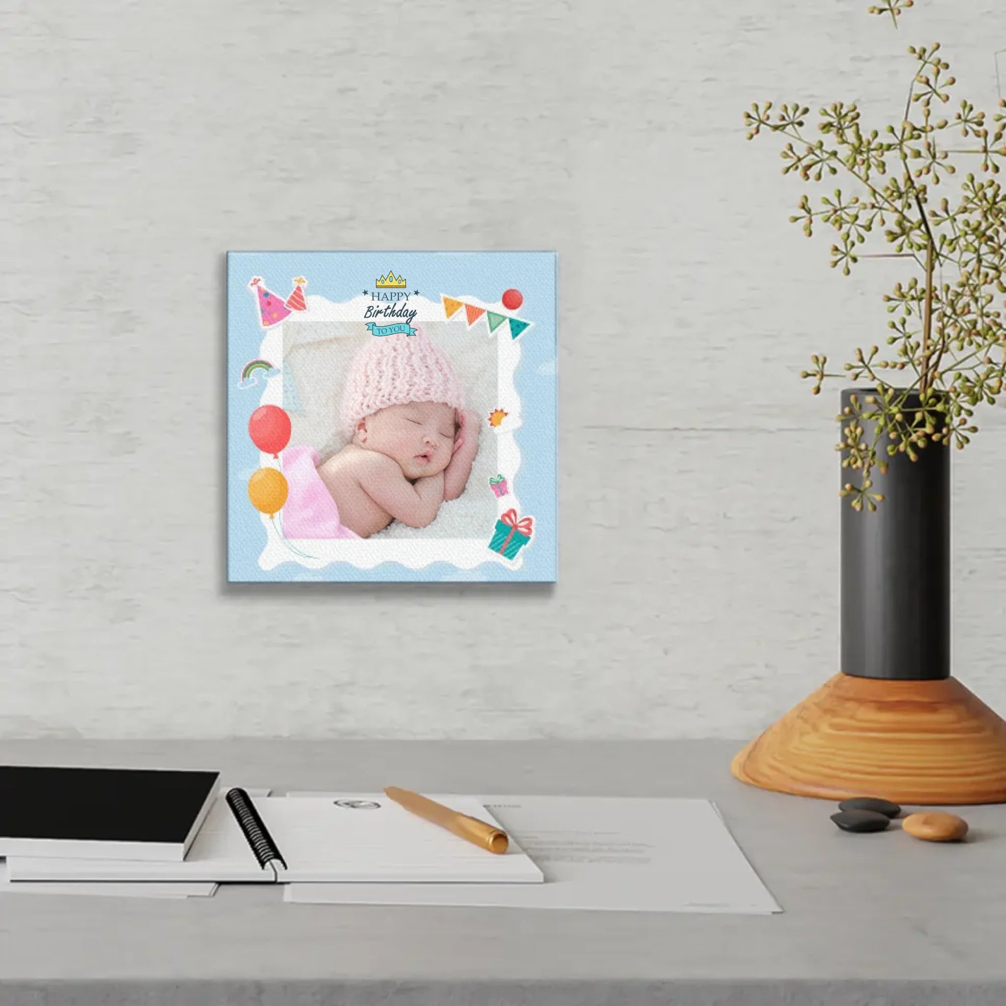 ภาพพิมพ์แคนวาส แขวนอยู่บนโต๊ะทำงาน