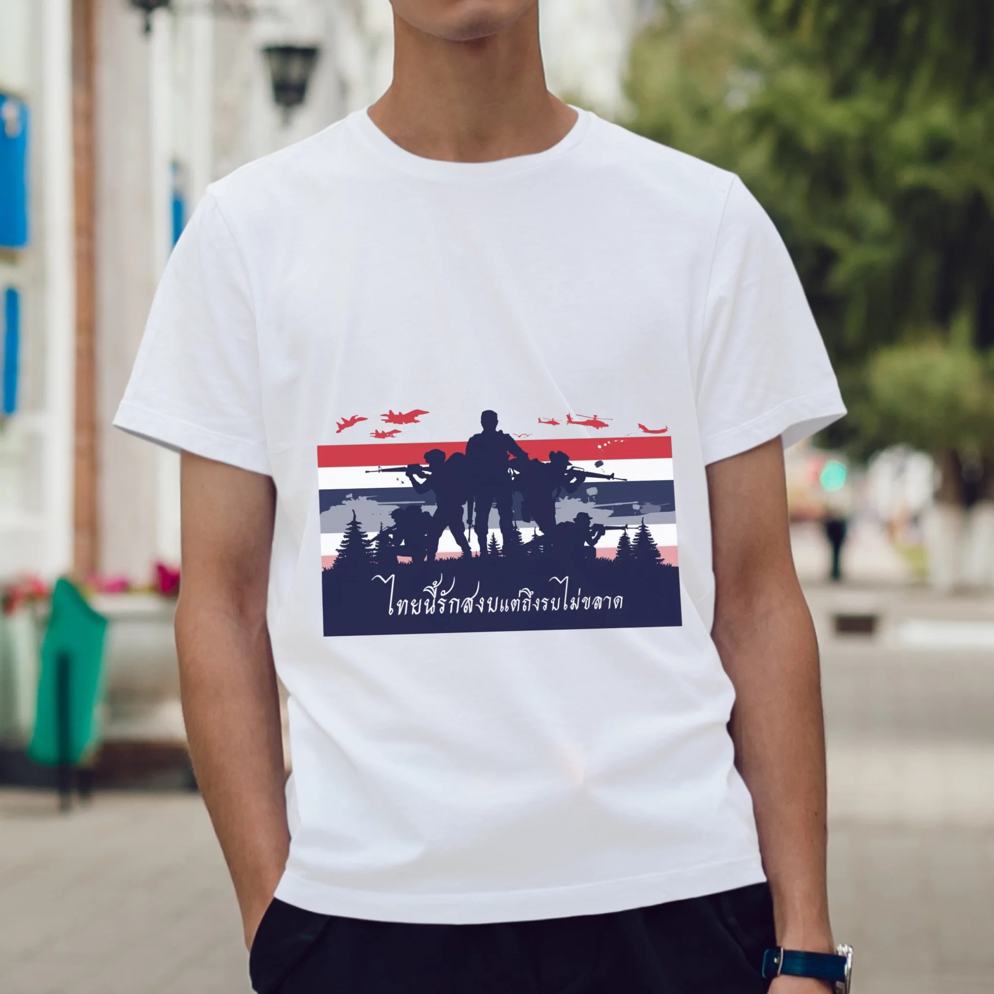 ผู้ชายใส่เสื้อยืด ยืนบนถนน