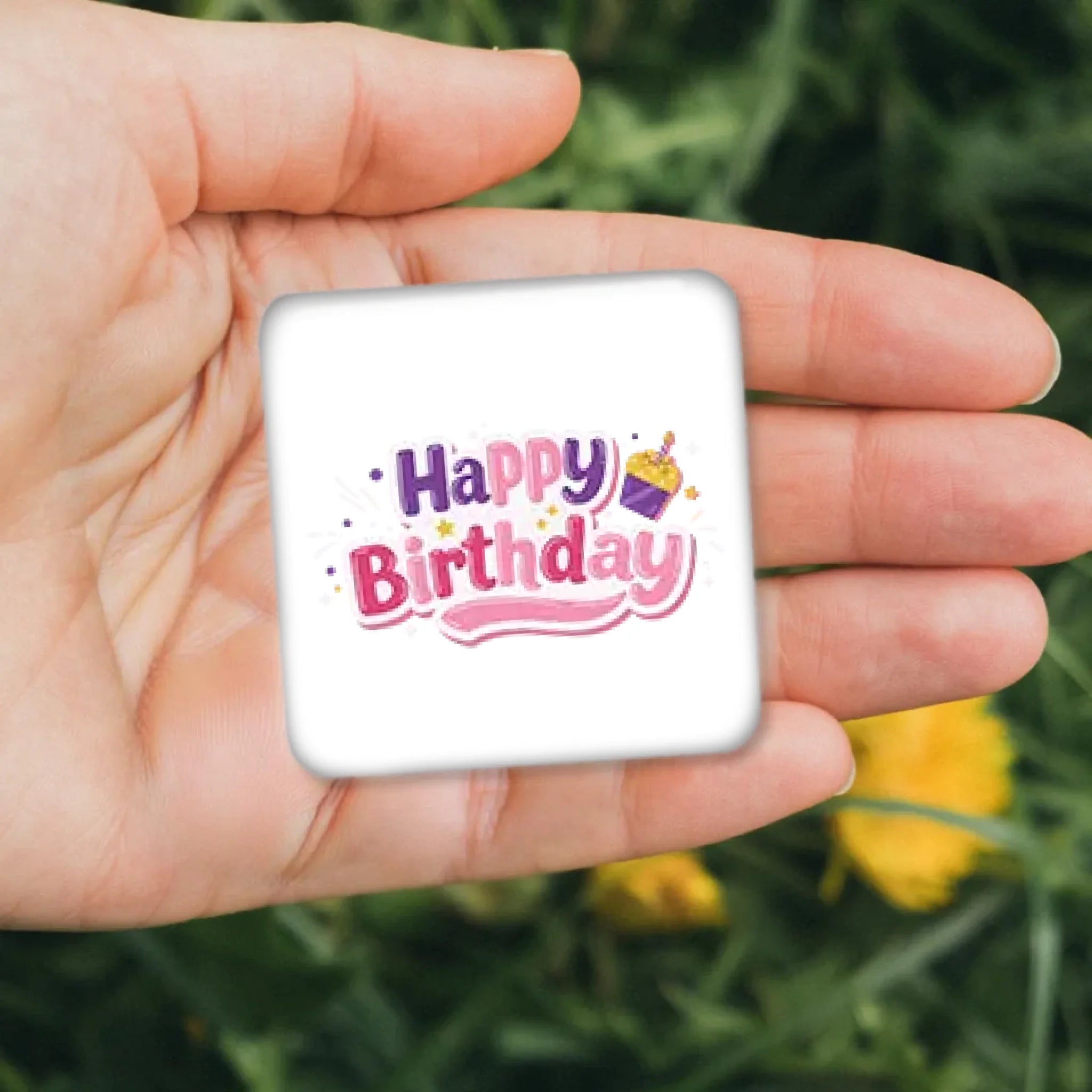 รูปภาพ แม่เหล็กติดตู้เย็น วางอยู่บนมือ