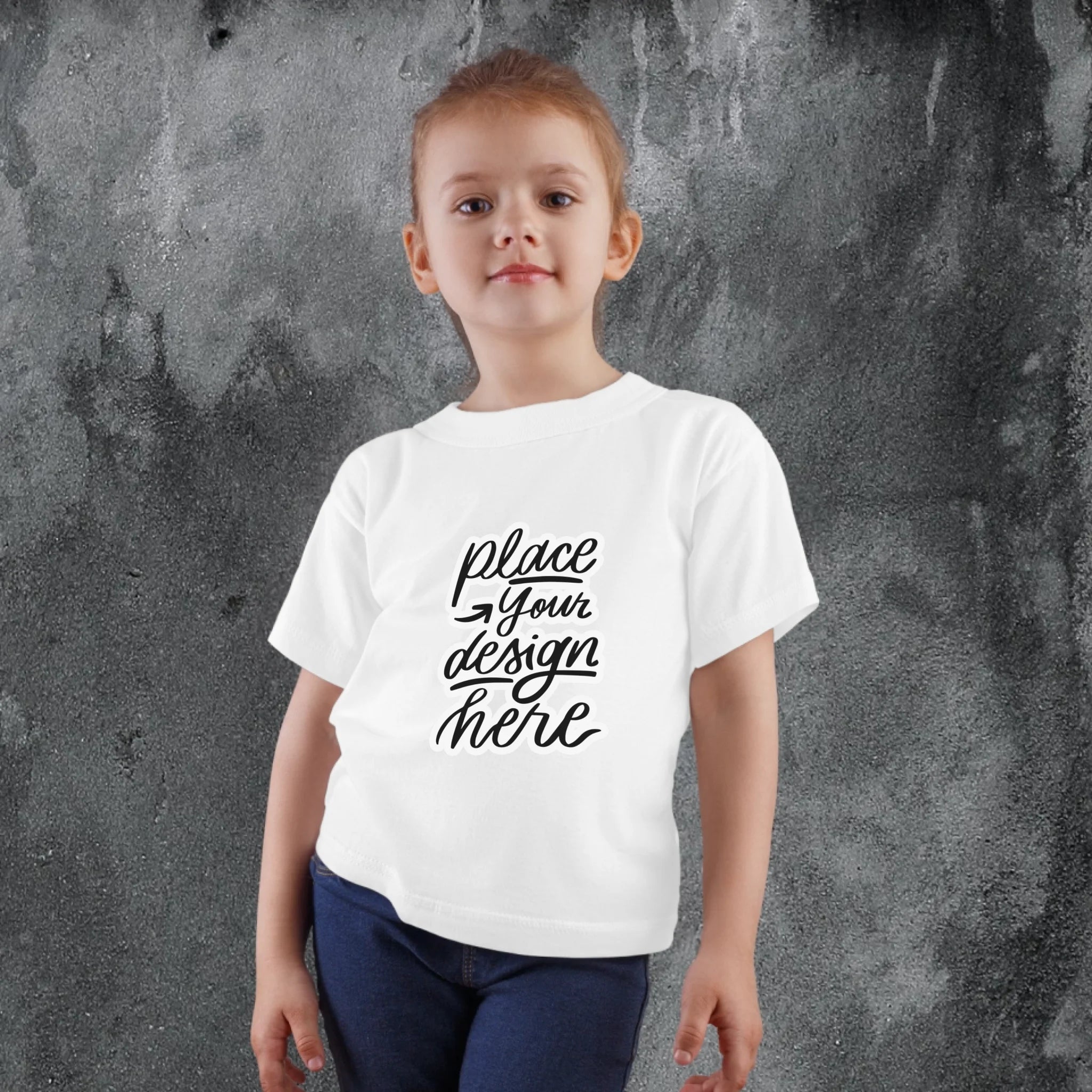 เด็กผู้หญิงใส่เสื้อยืดพิมพ์ลาย