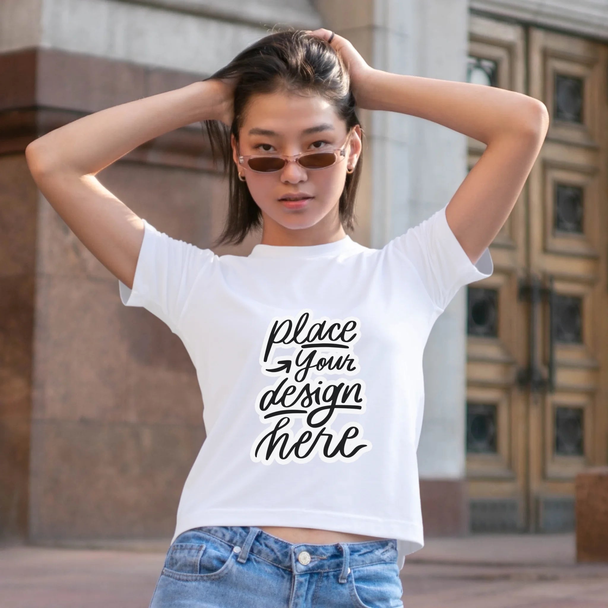 ผู้หญิงใส่เสื้อยืด ยืนบนถนน ใส่แว่นกันแดด