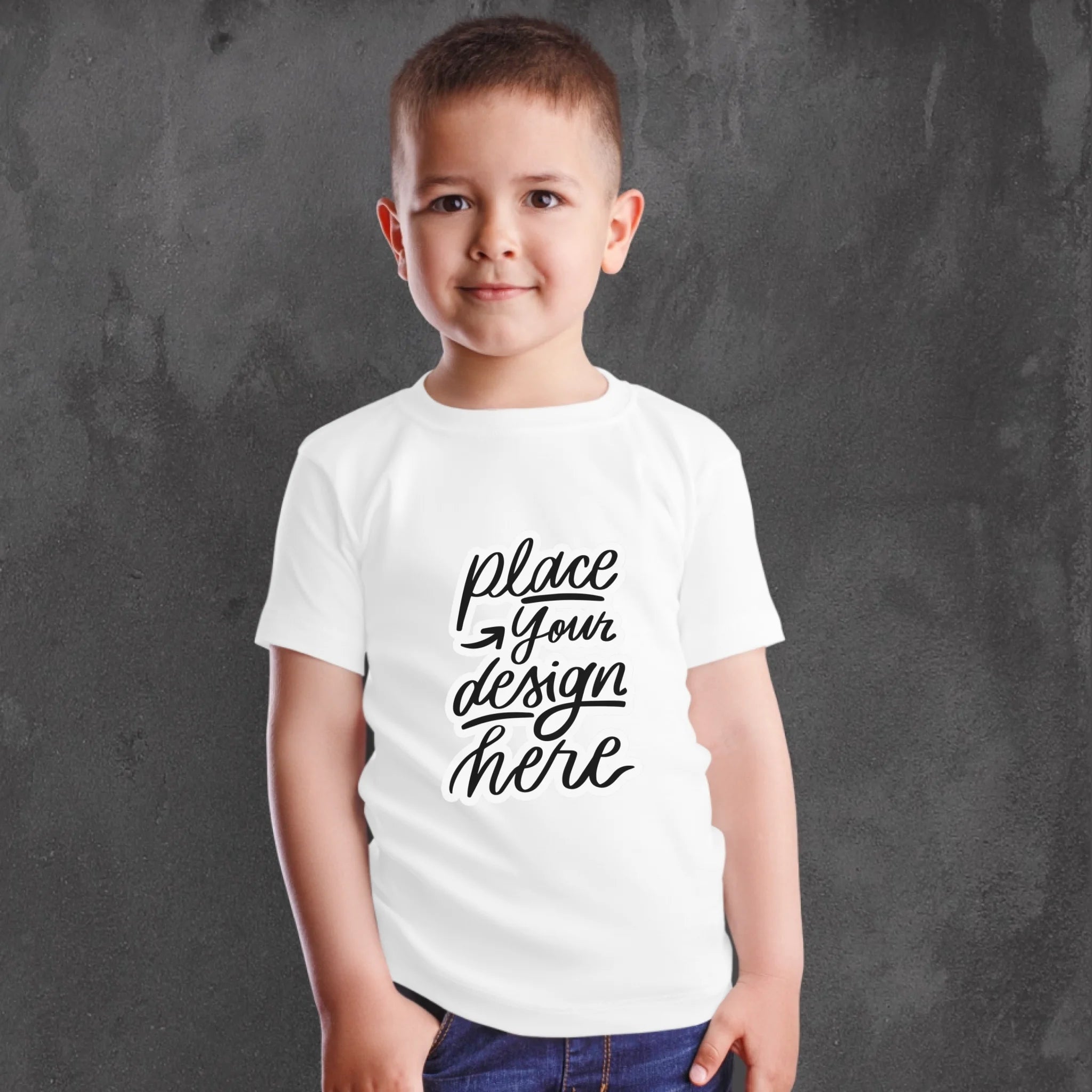 เด็กผู้ชายใส่เสื้อยืดพิมพ์ลาย