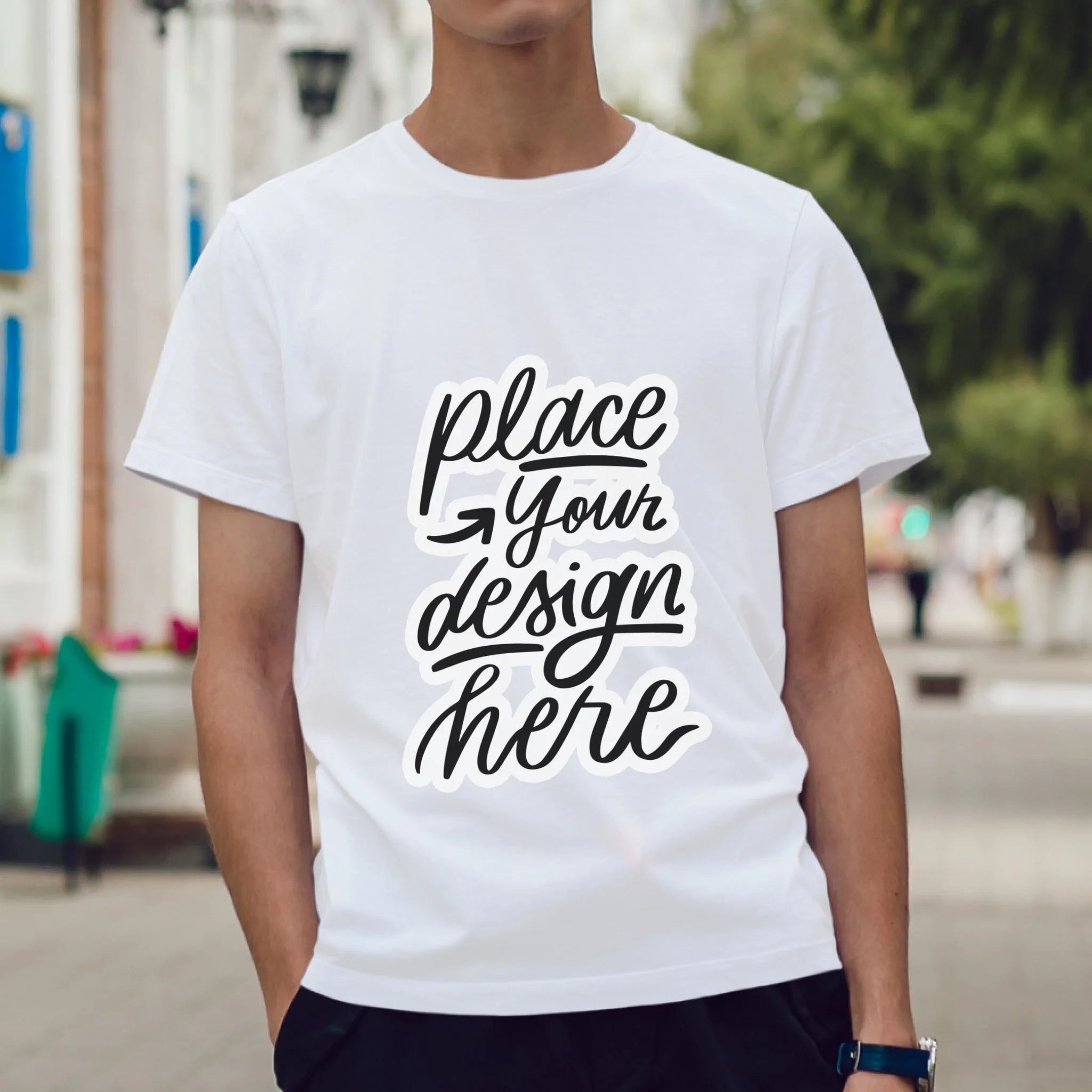 ผู้ชายใส่เสื้อยืด ยืนบนถนน