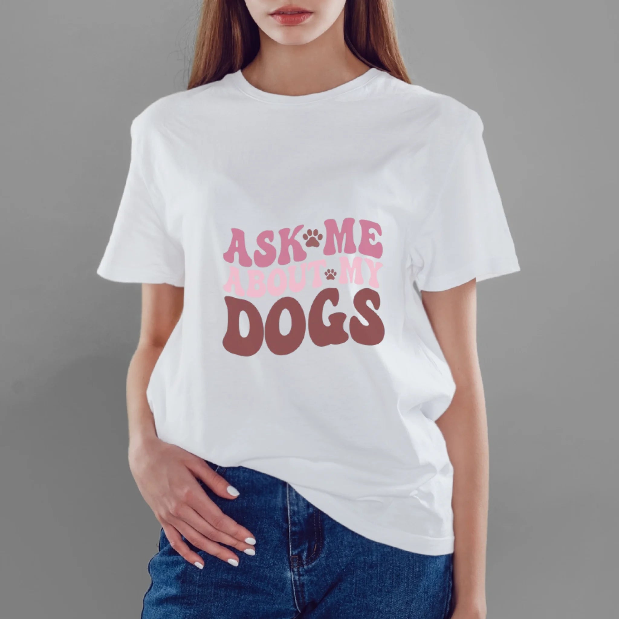 ผู้หญิงใส่เสื้อยืด กางเกงยีนส์ 