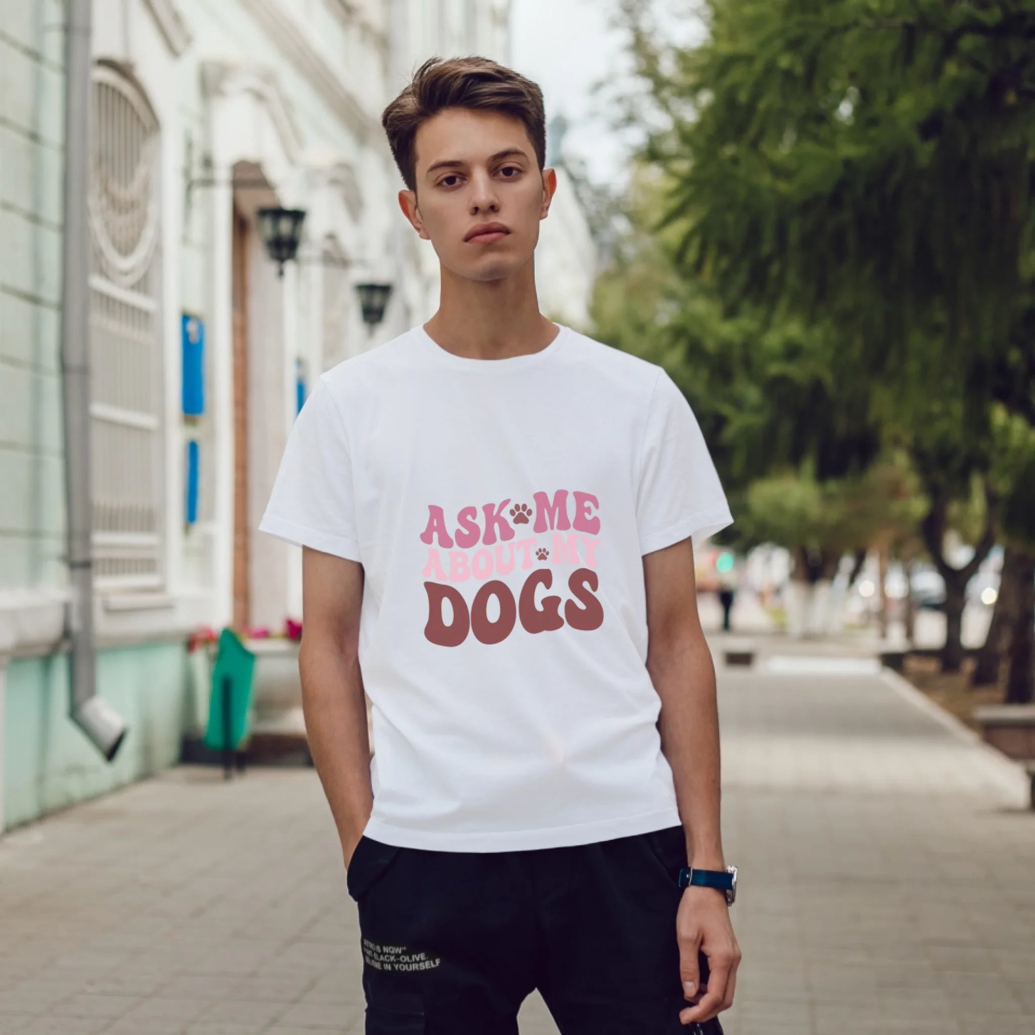 ผู้ชายใส่เสื้อยืด ยืนบนถนน