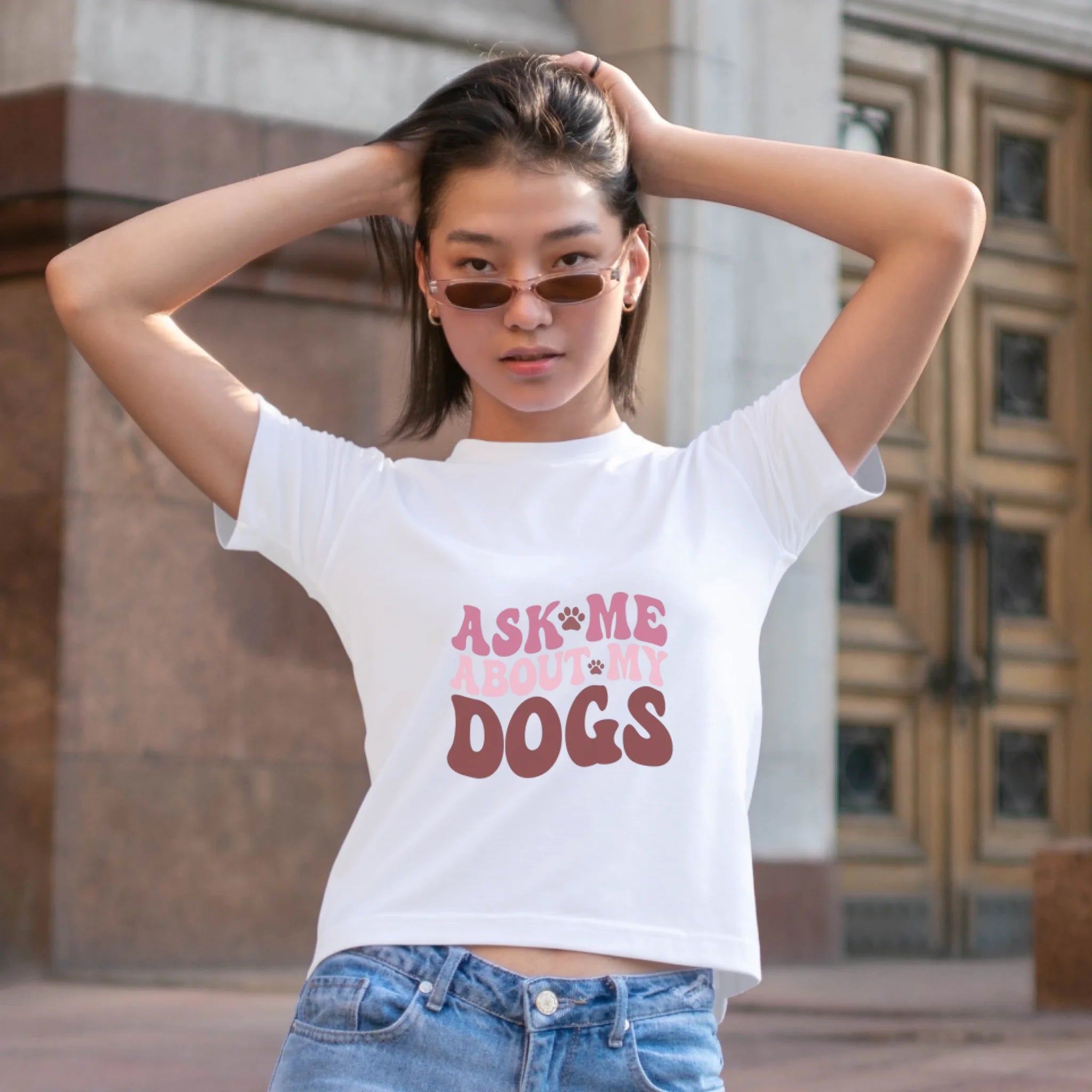 ผู้หญิงใส่เสื้อยืด ยืนบนถนน ใส่แว่นกันแดด