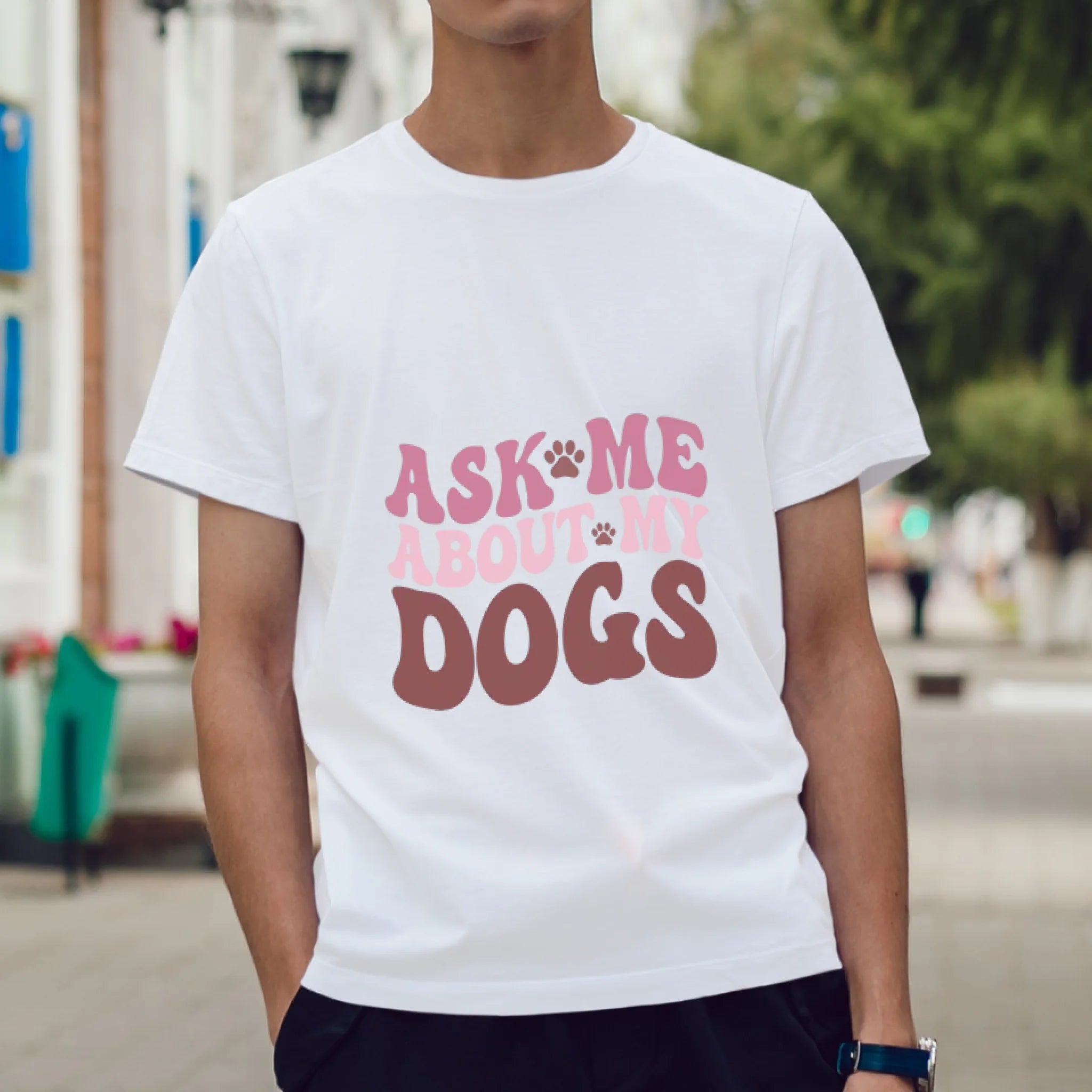 ผู้ชายใส่เสื้อยืด ยืนบนถนน