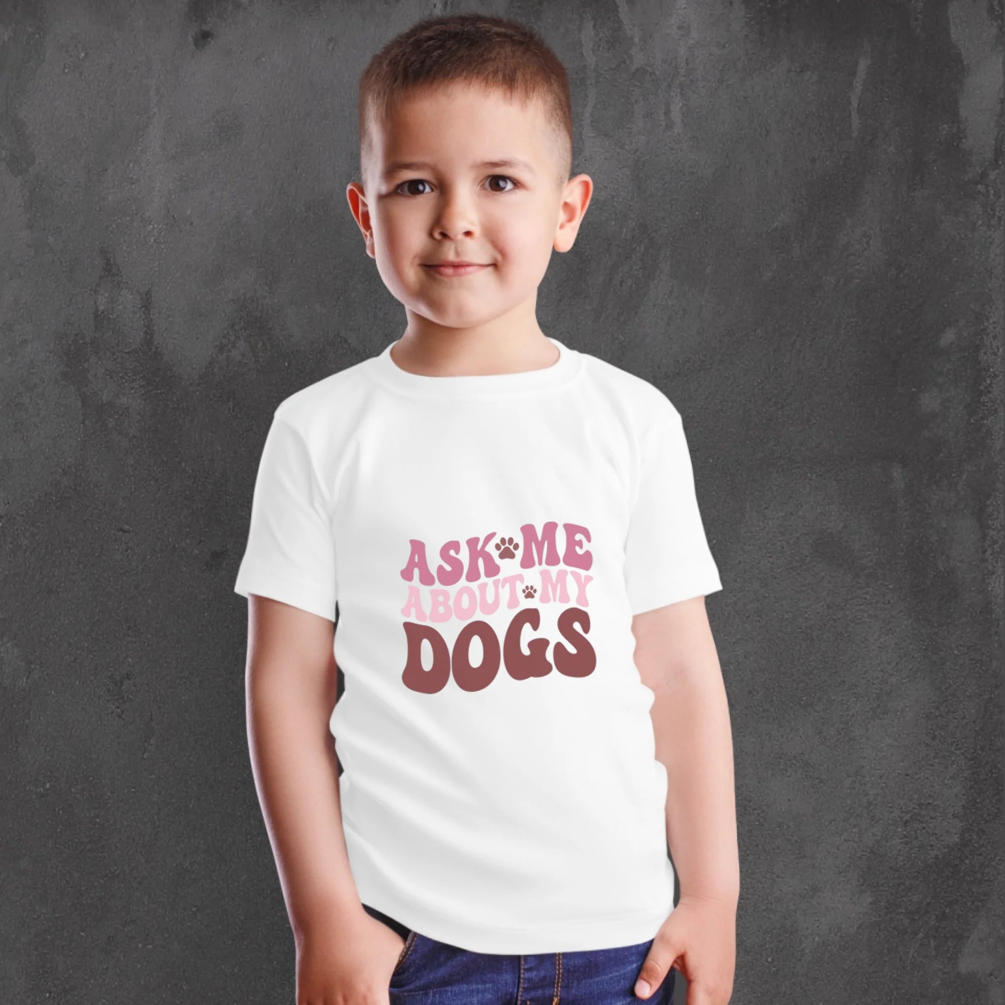 เด็กผู้ชายใส่เสื้อยืดพิมพ์ลาย