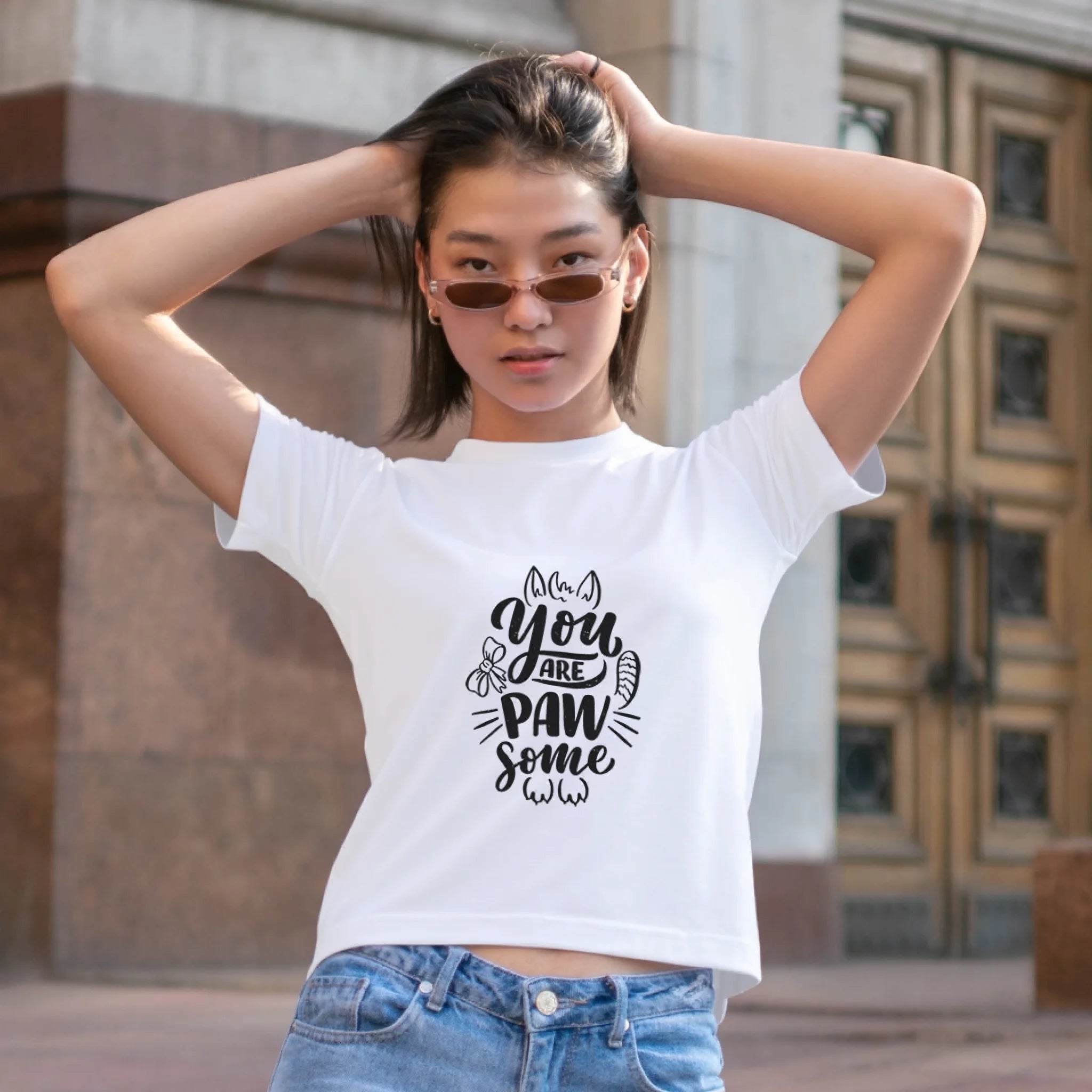 ผู้หญิงใส่เสื้อยืด ยืนบนถนน ใส่แว่นกันแดด