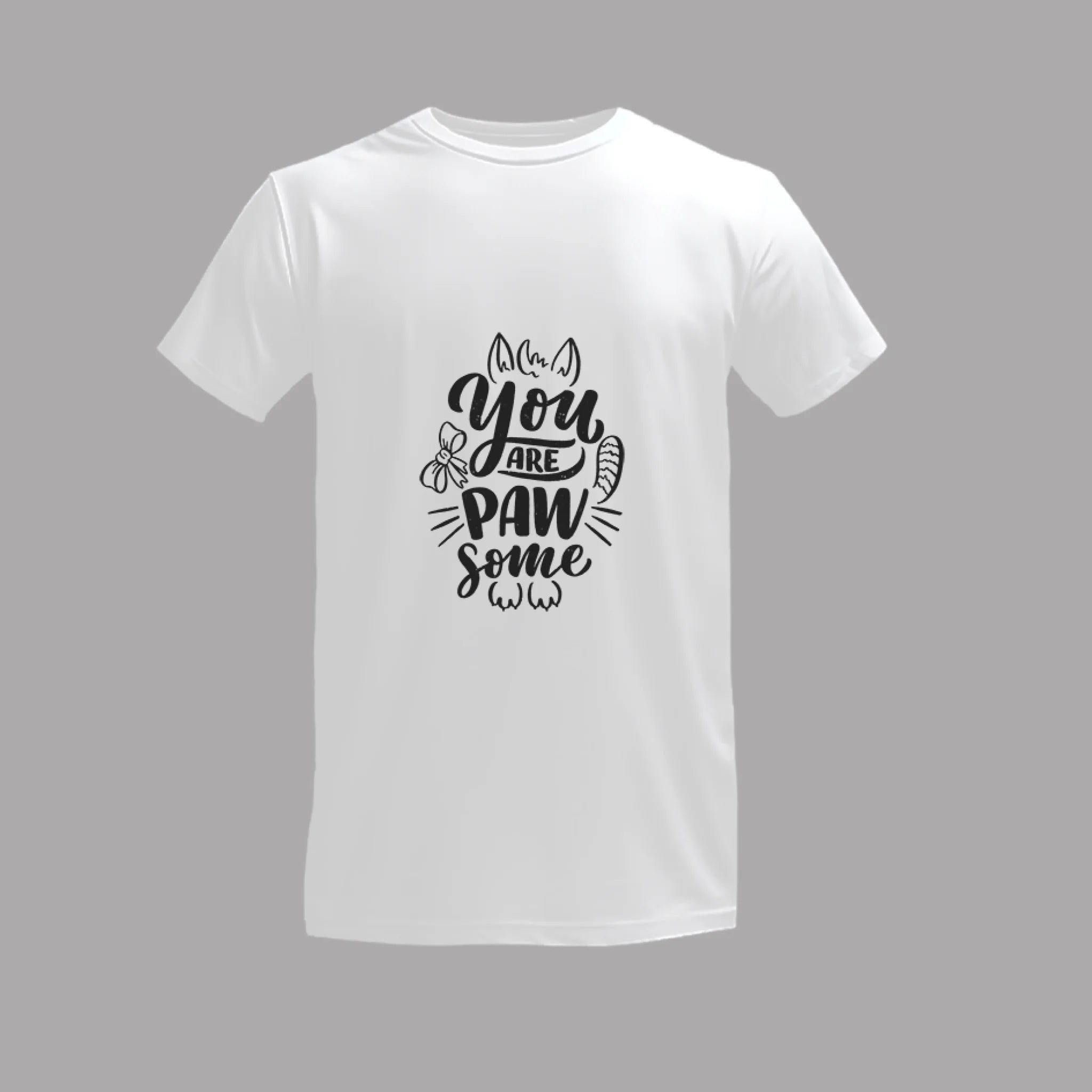 เสื้อยืดพิมพ์ลาย บนพื้นสีขาว