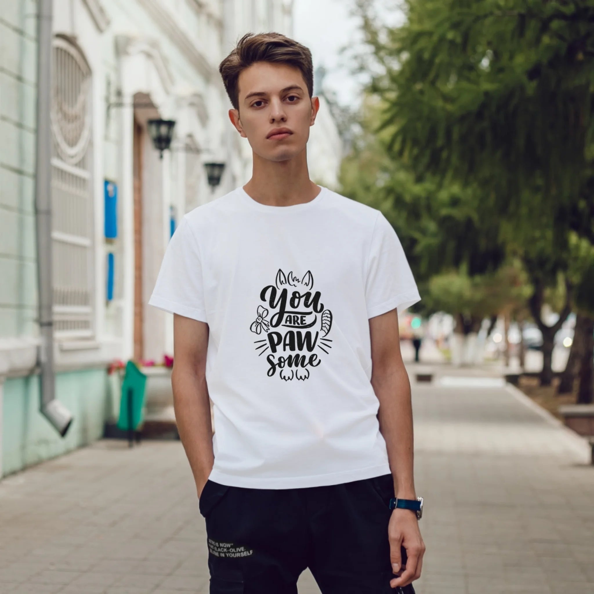 ผู้ชายใส่เสื้อยืด ยืนบนถนน