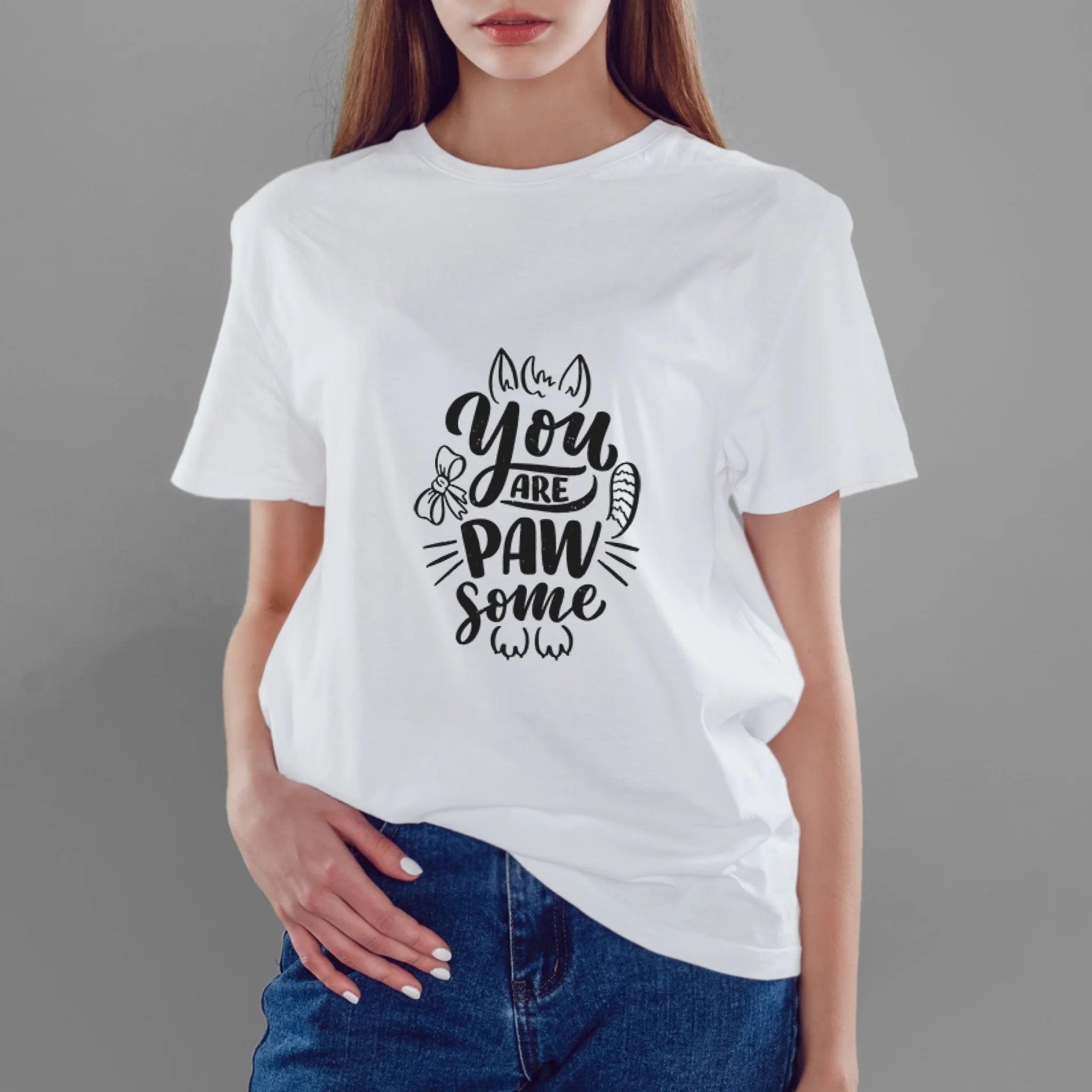 ผู้หญิงใส่เสื้อยืด กางเกงยีนส์ 