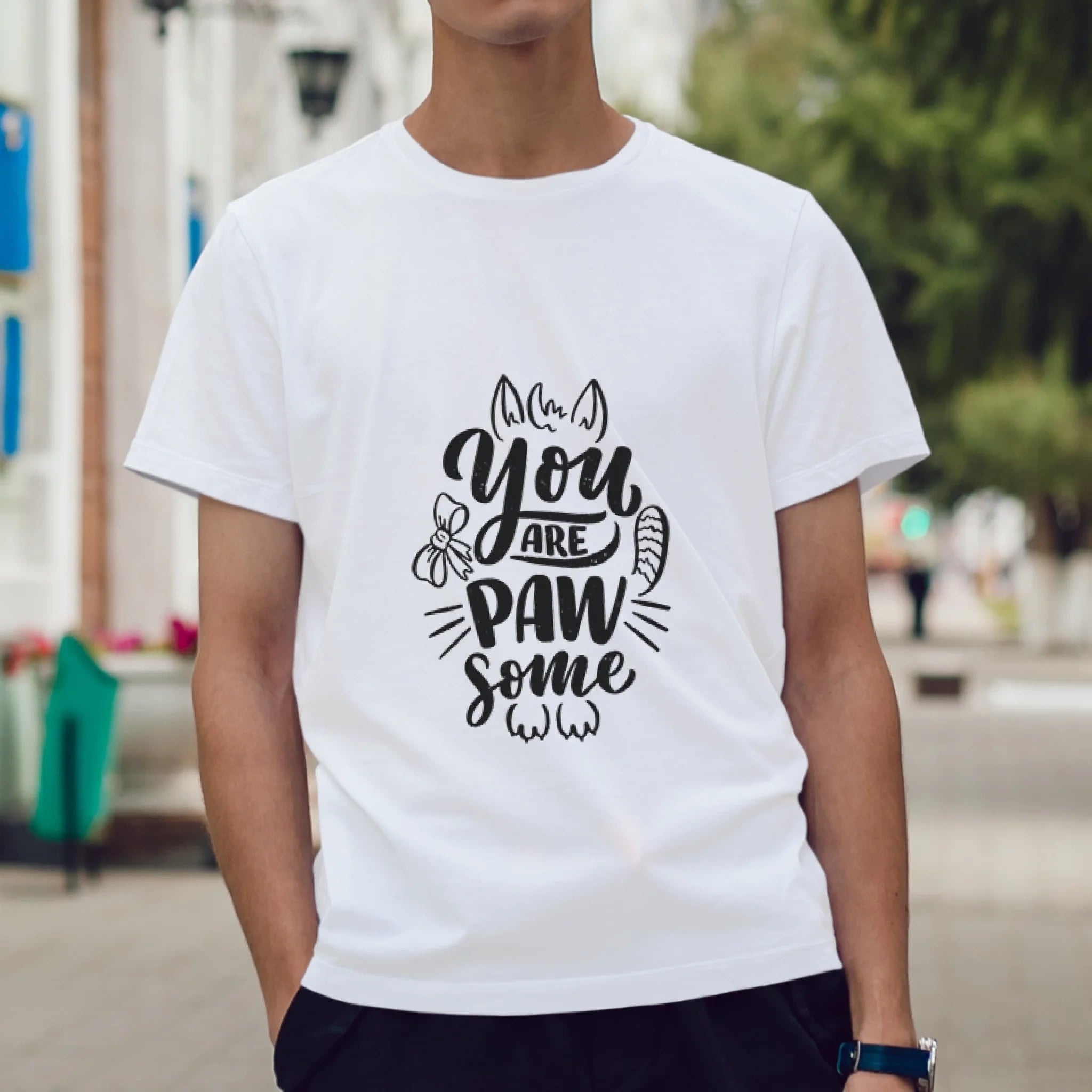 ผู้ชายใส่เสื้อยืด ยืนบนถนน