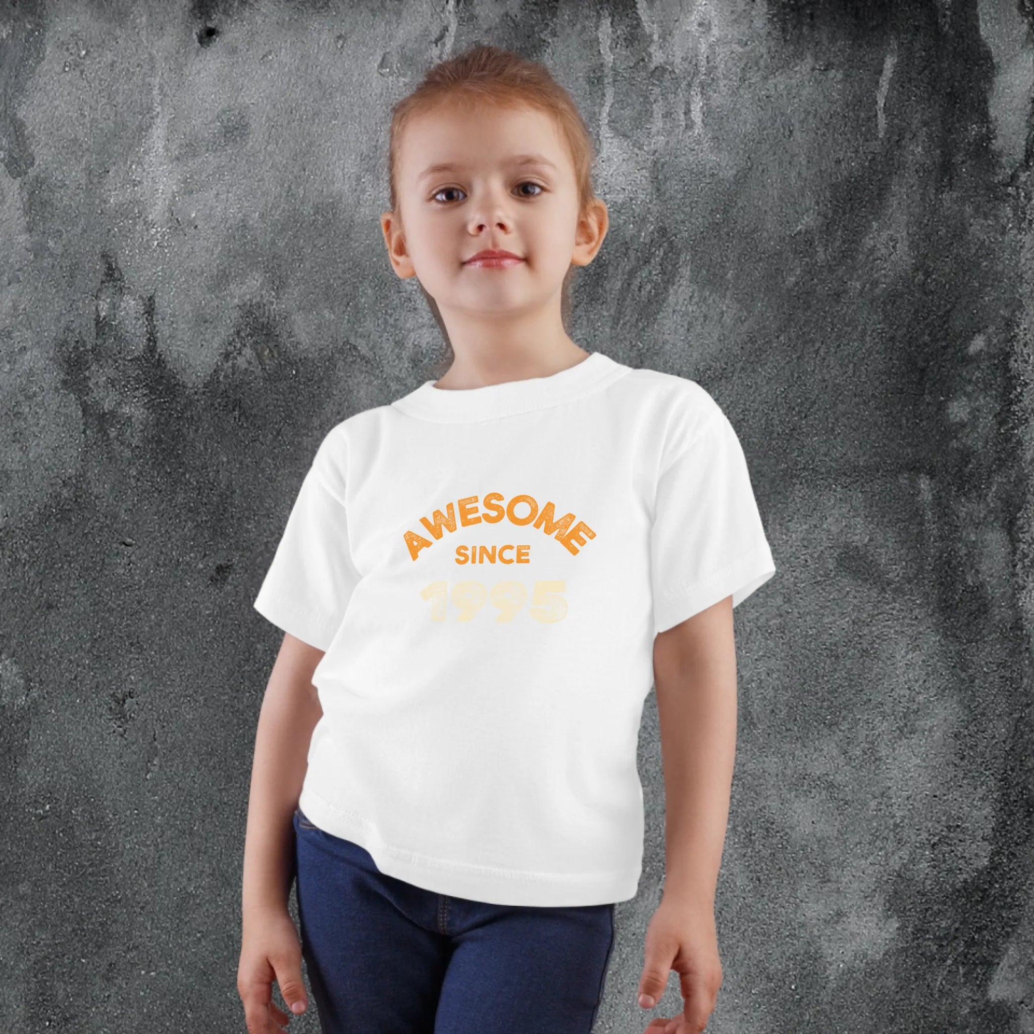 เด็กผู้หญิงใส่เสื้อยืดพิมพ์ลาย