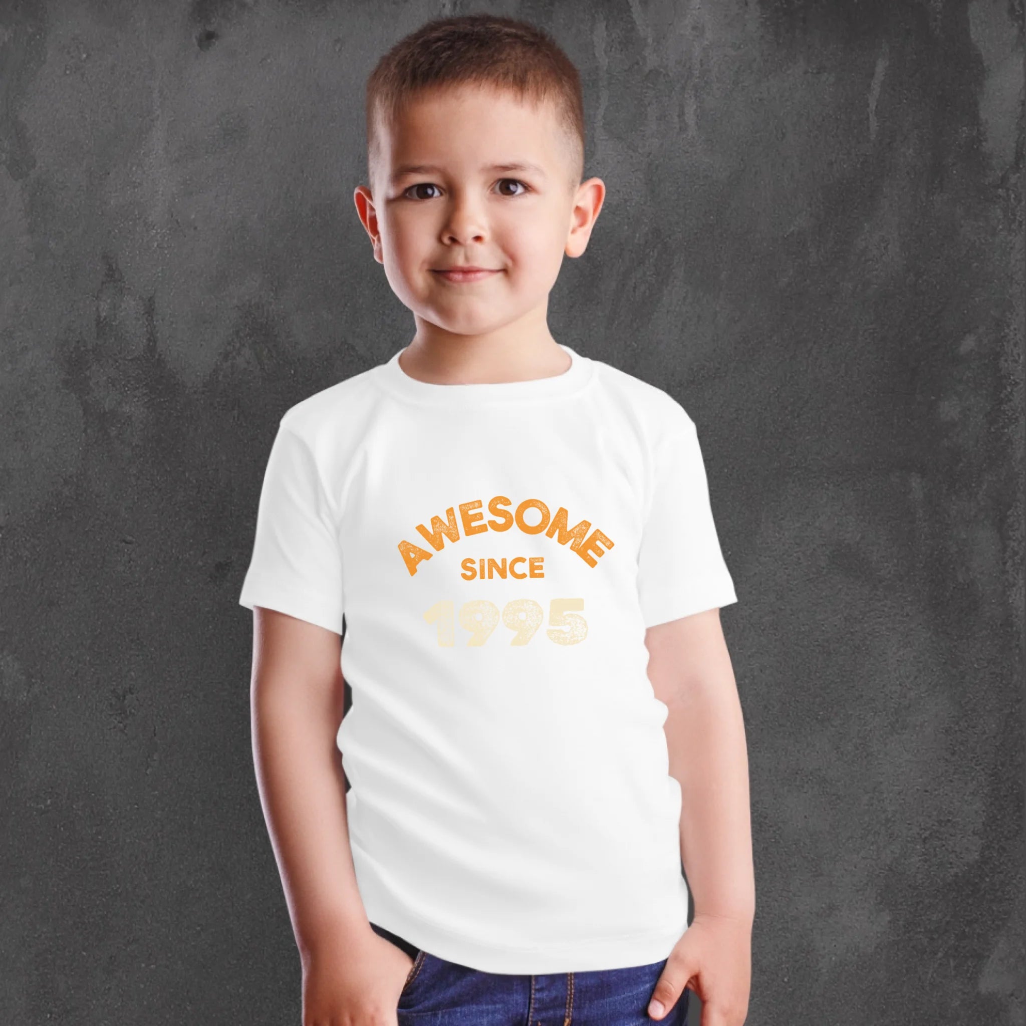 เด็กผู้ชายใส่เสื้อยืดพิมพ์ลาย