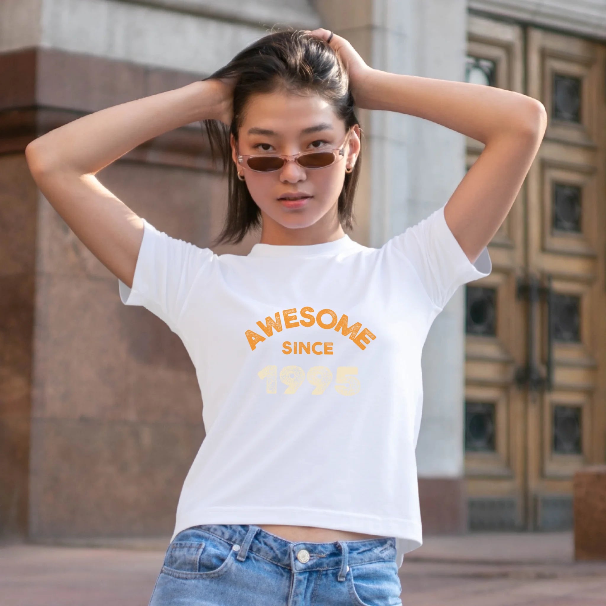 ผู้หญิงใส่เสื้อยืด ยืนบนถนน ใส่แว่นกันแดด