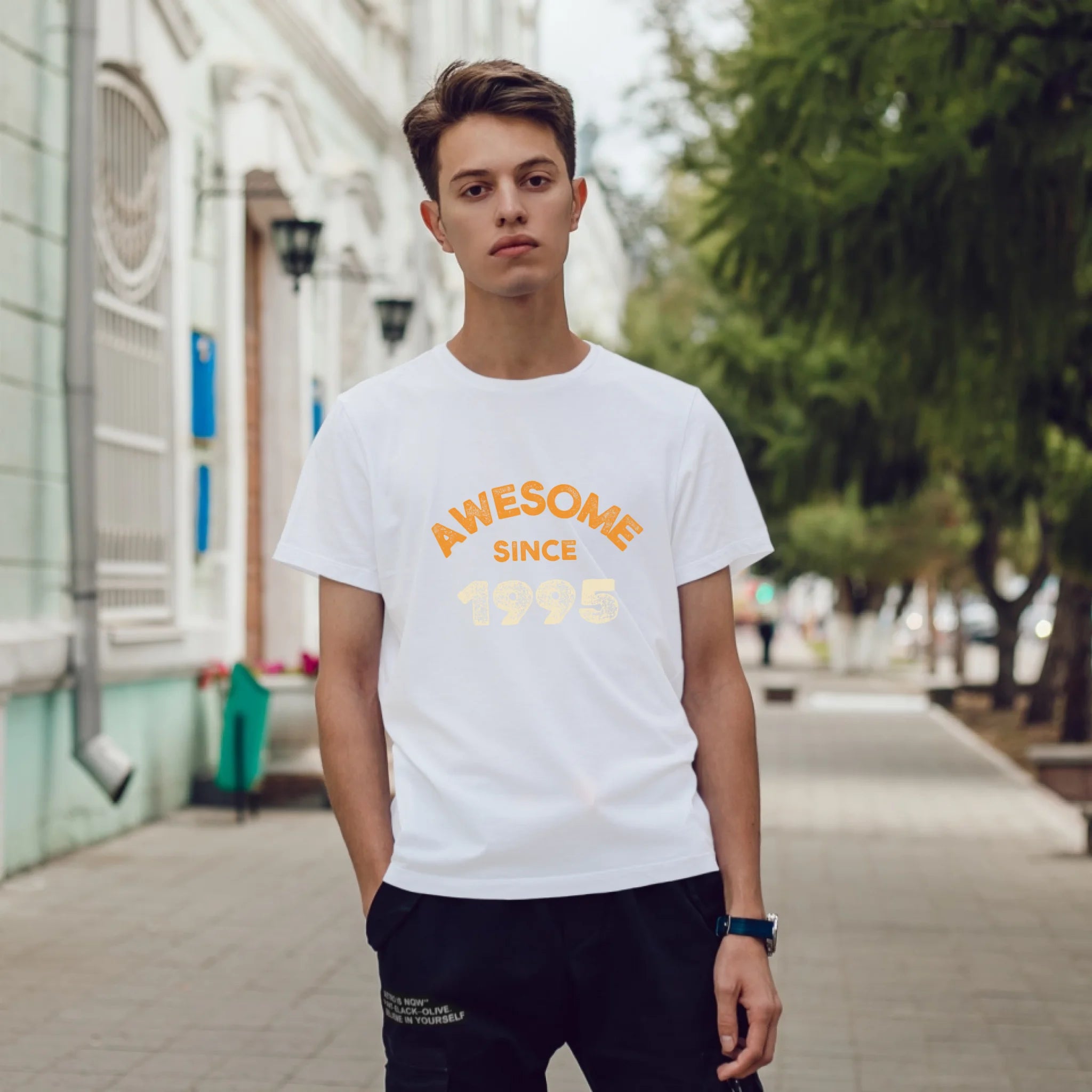 ผู้ชายใส่เสื้อยืด ยืนบนถนน