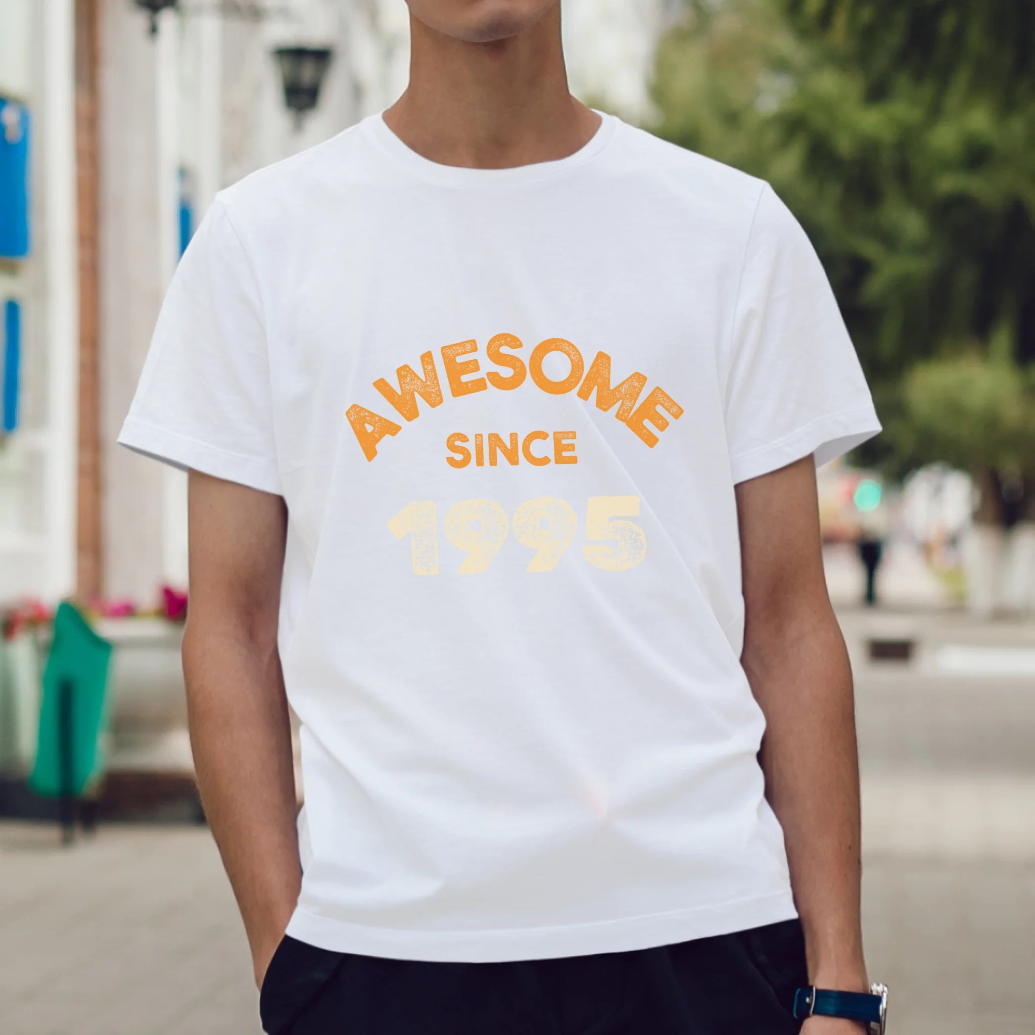 ผู้ชายใส่เสื้อยืด ยืนบนถนน