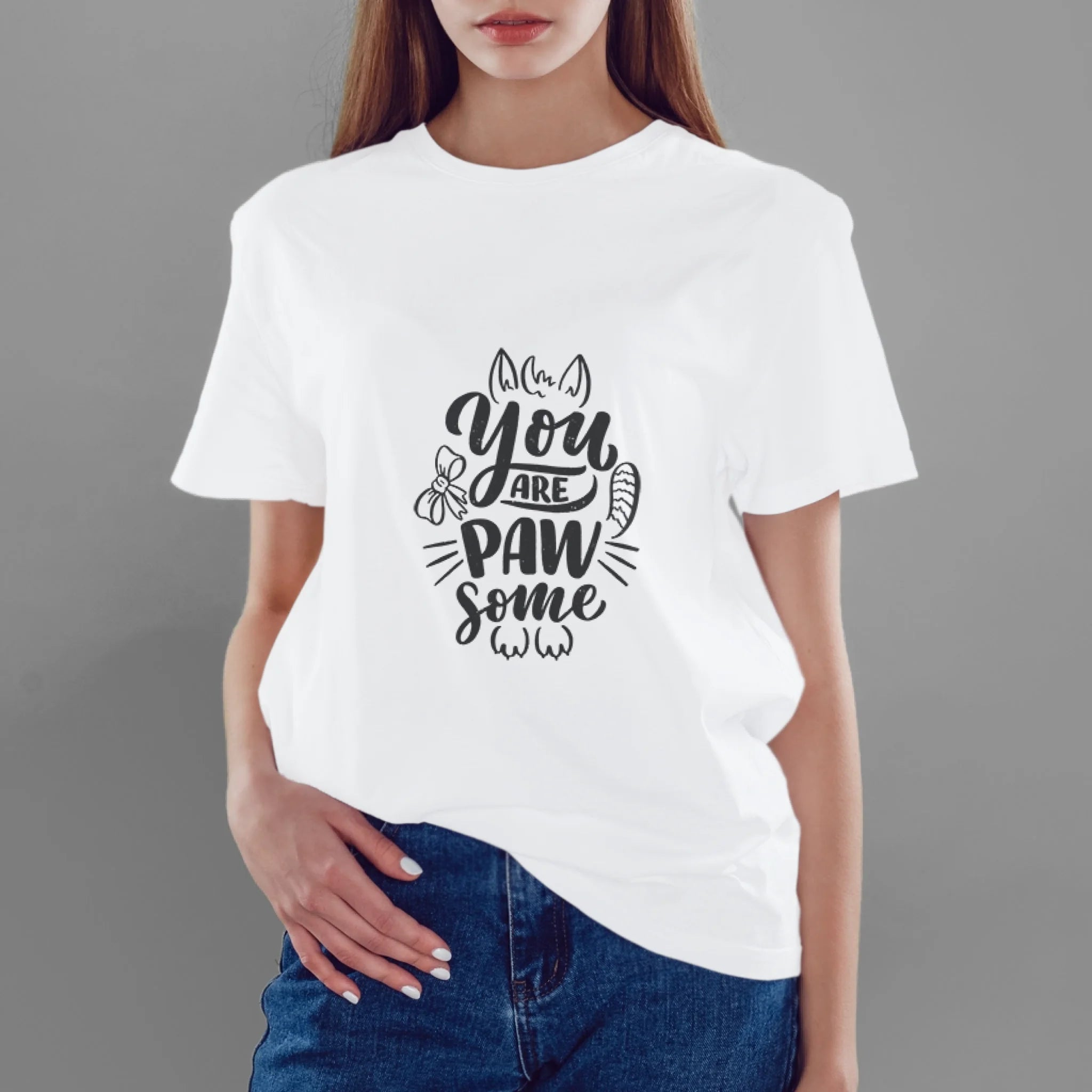 ผู้หญิงใส่เสื้อยืด กางเกงยีนส์ 