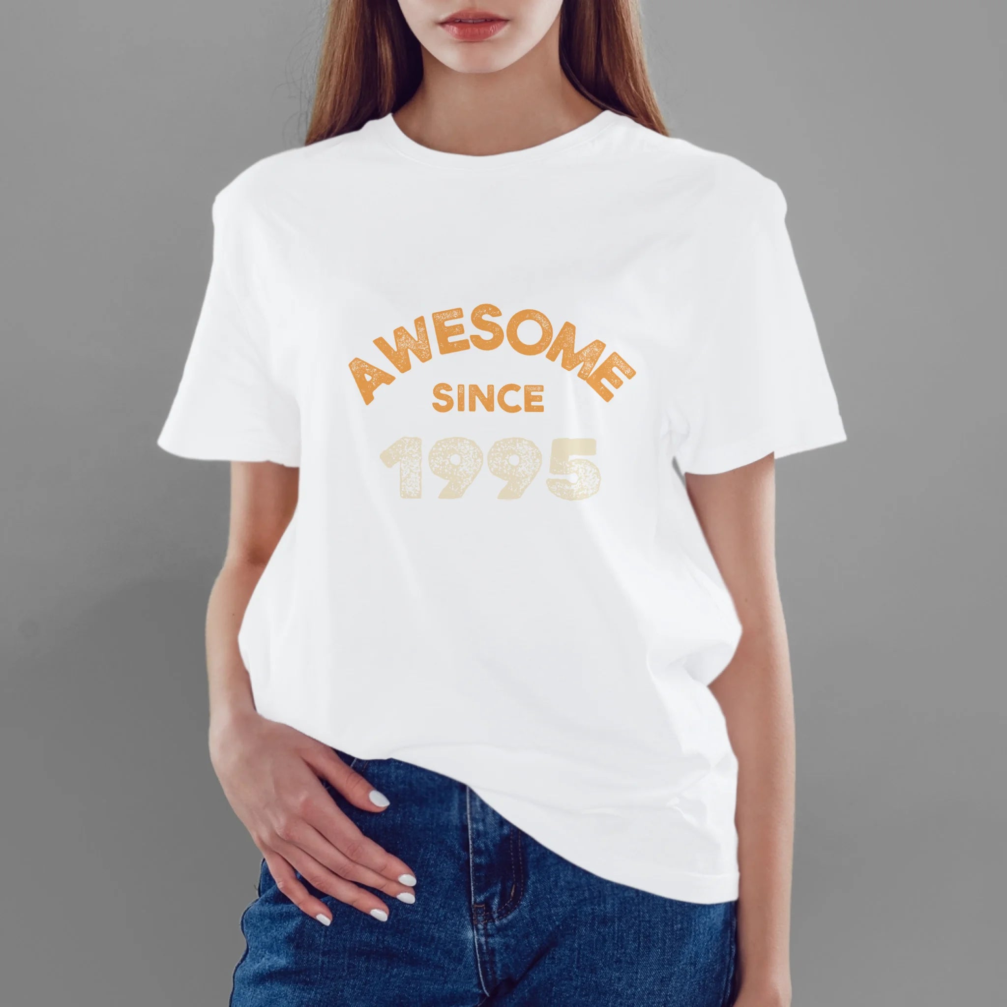 ผู้หญิงใส่เสื้อยืด กางเกงยีนส์ 