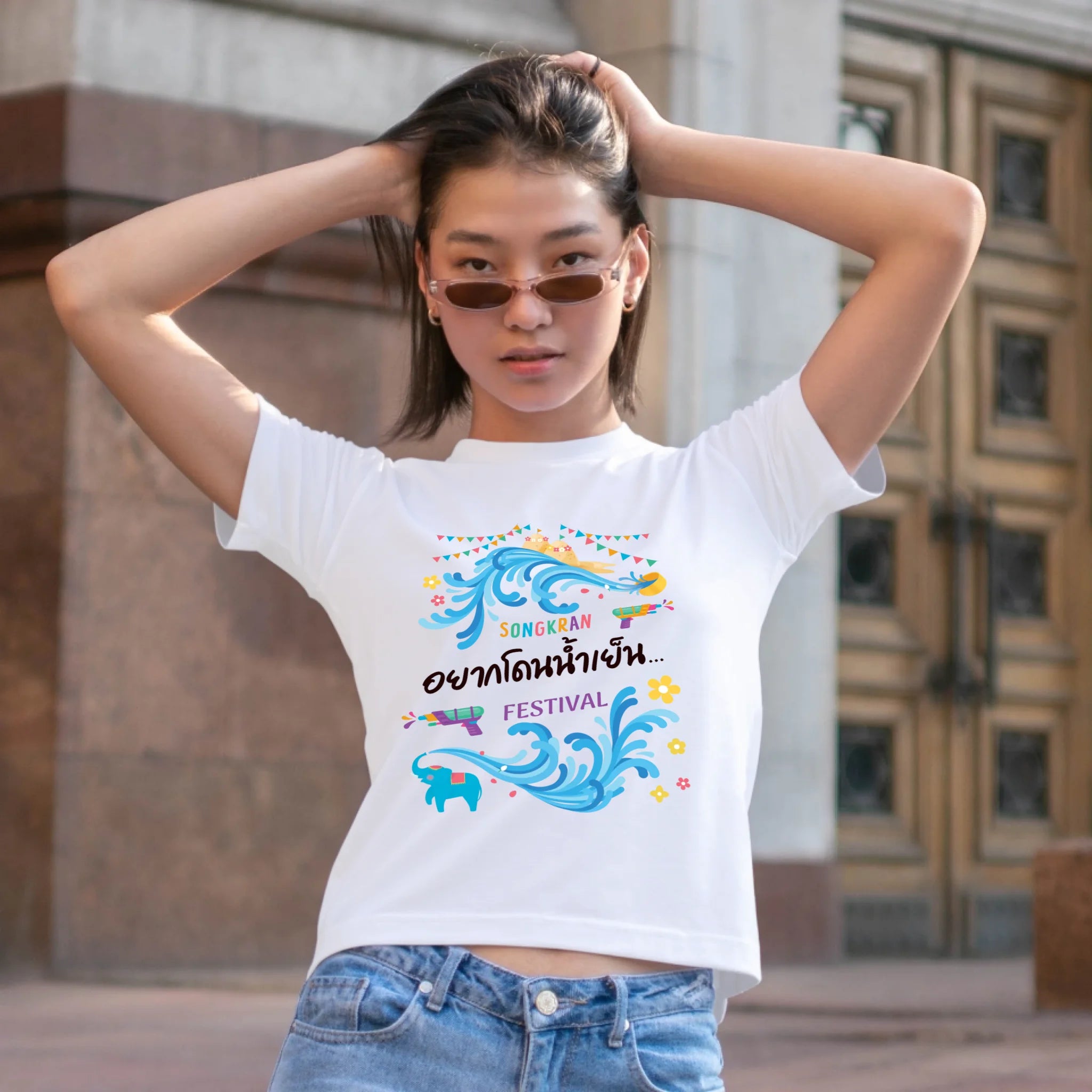 ผู้หญิงใส่เสื้อยืด ยืนบนถนน ใส่แว่นกันแดด