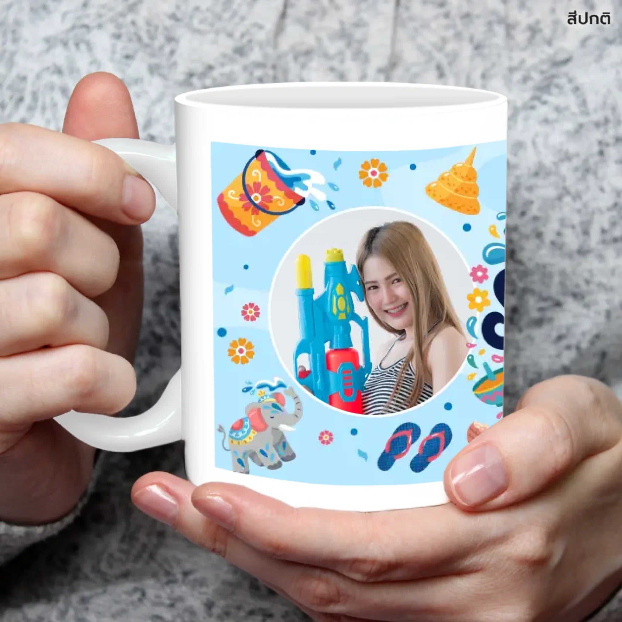 แก้วกาแฟ มีลายสกรีน ถืออยู่บนมือ