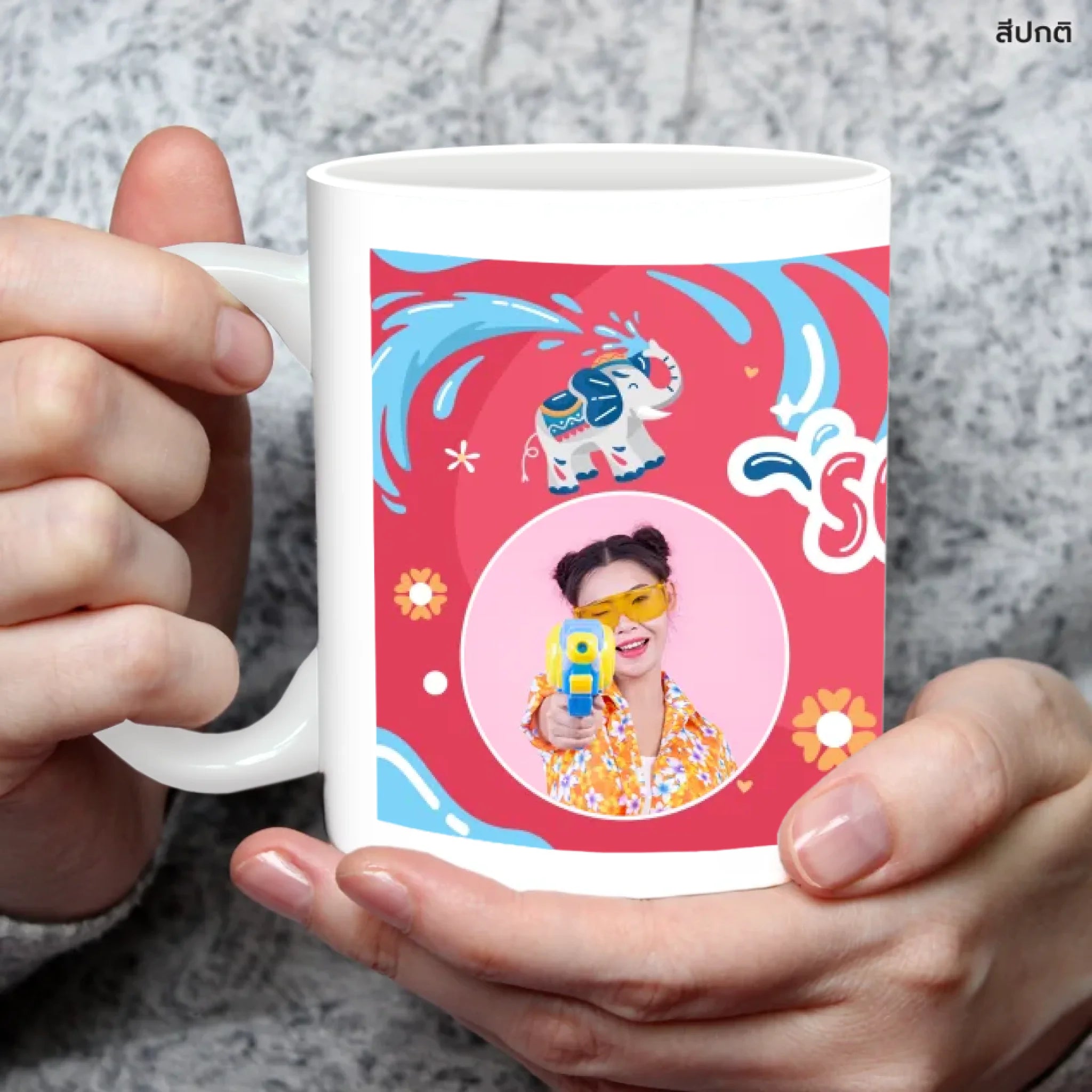 แก้วกาแฟ มีลายสกรีน ถืออยู่บนมือ